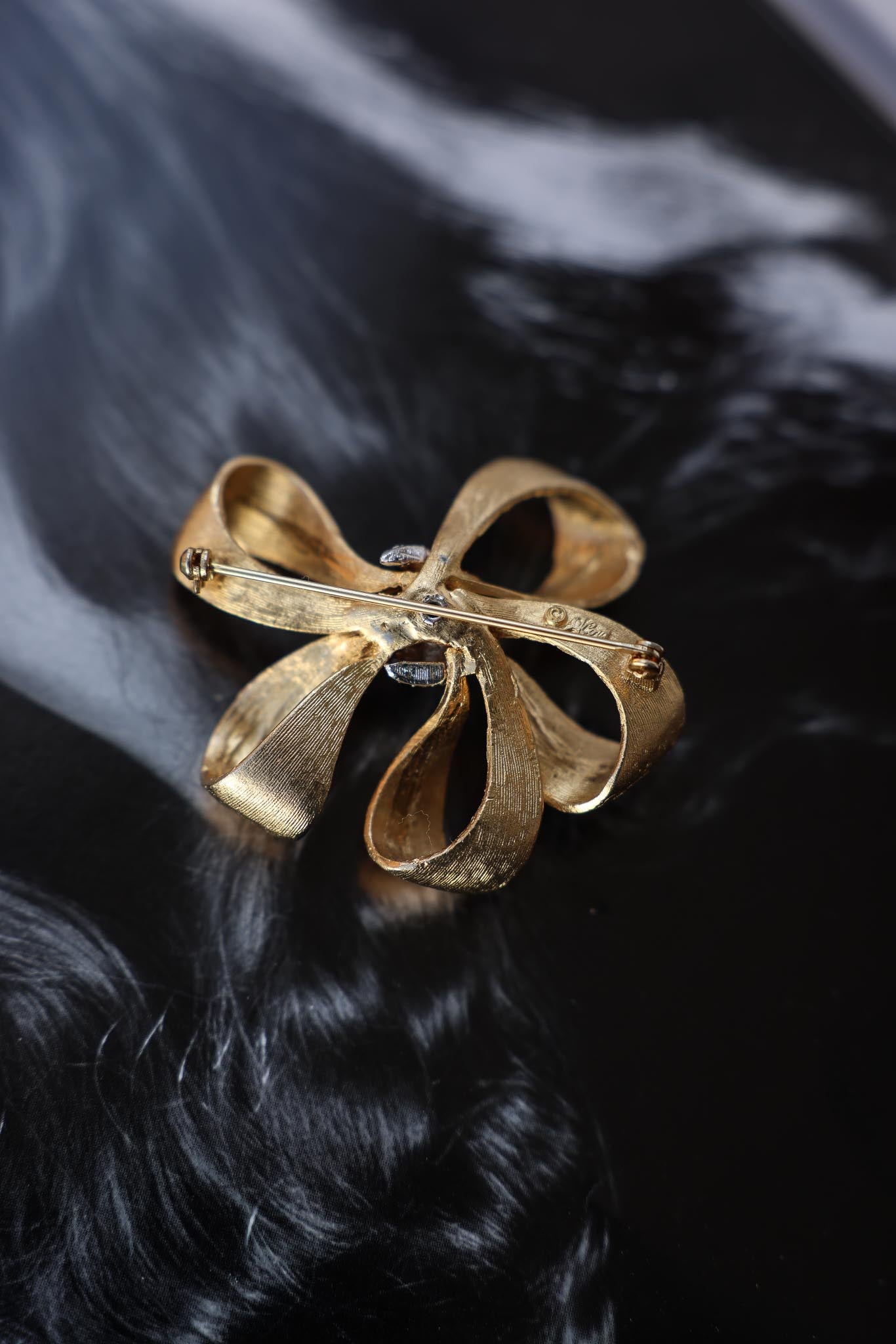 Golden Bow Brooch|Vintage Baazaar