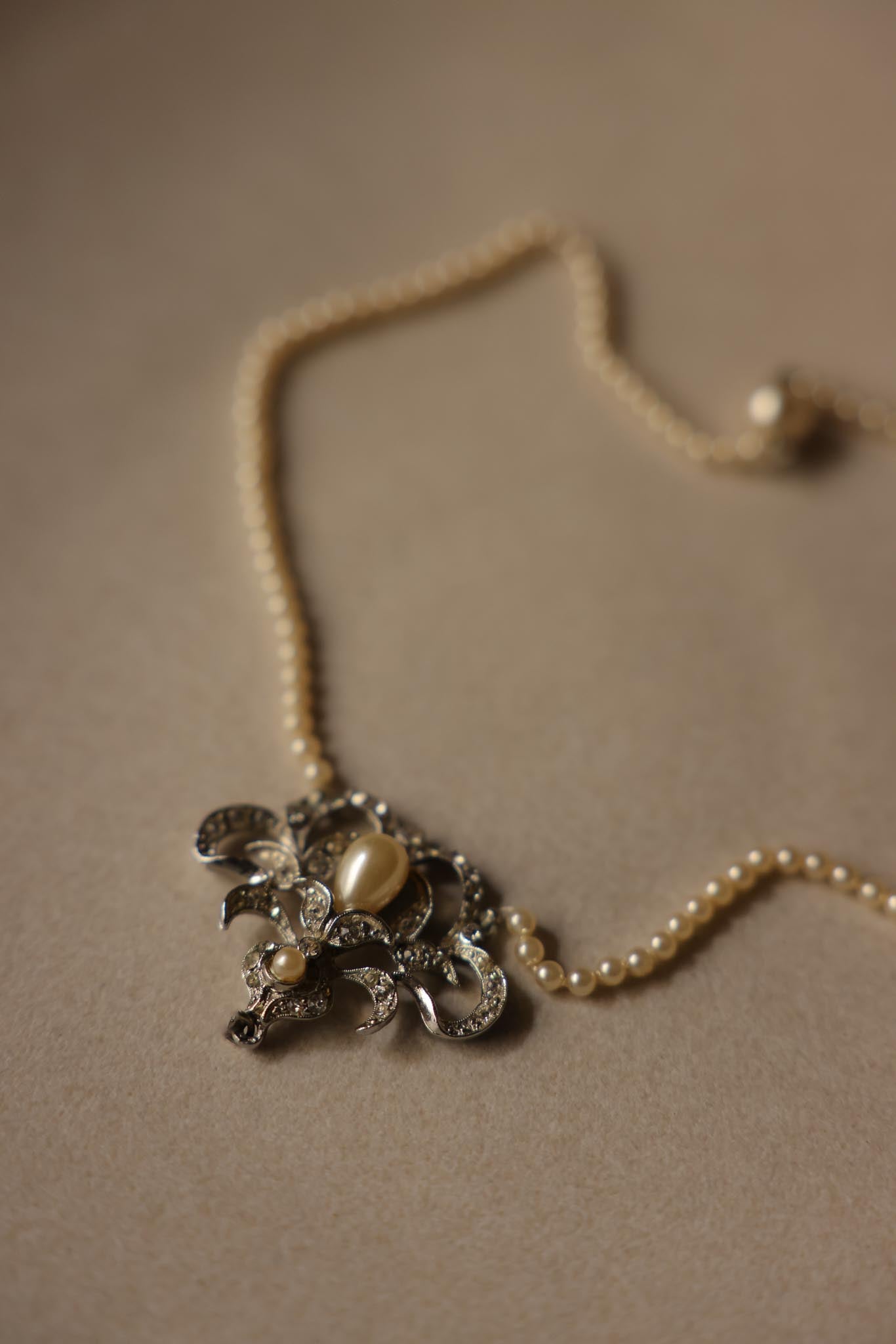 Elegant Pearl and Rhinestone Necklace|Vintage Baazaar