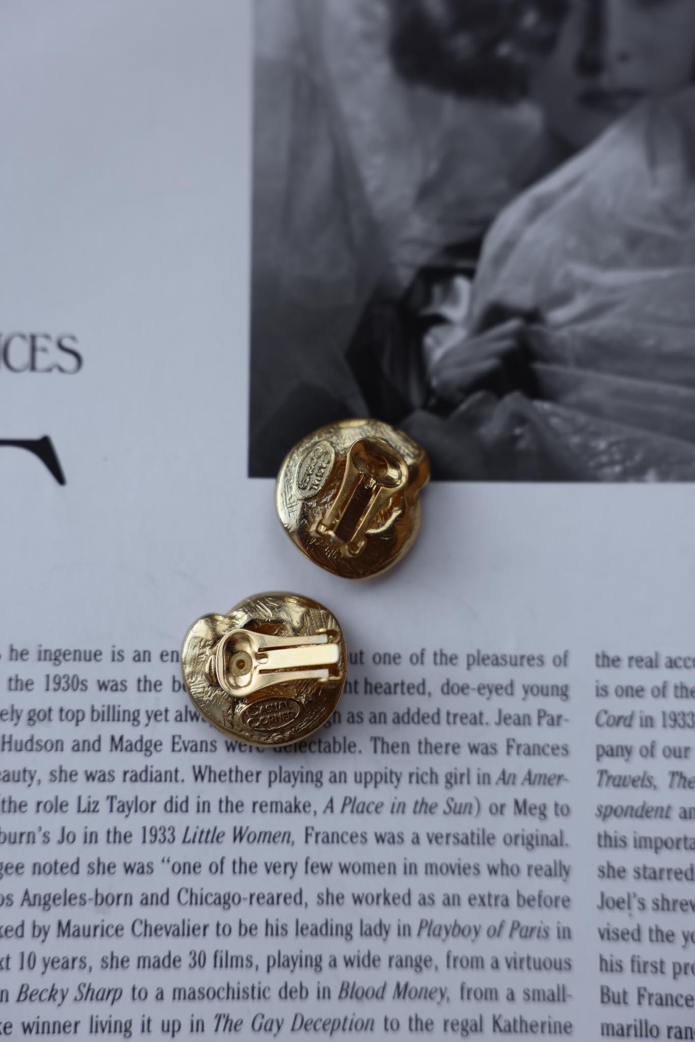 Gold Tone Casual Corner Earrings|Vintage Baazaar
