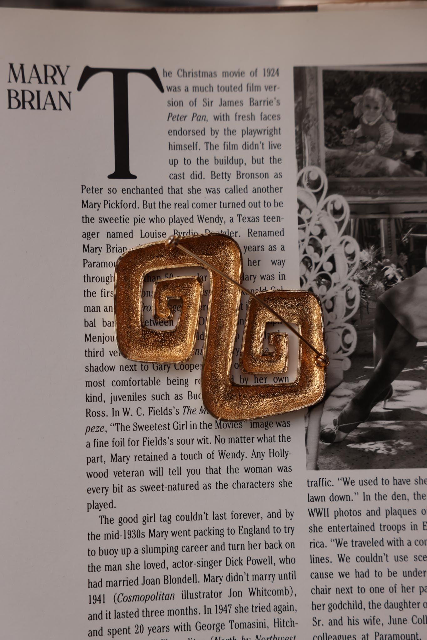 Golden Labyrinth Brooch|Vintage Baazaar