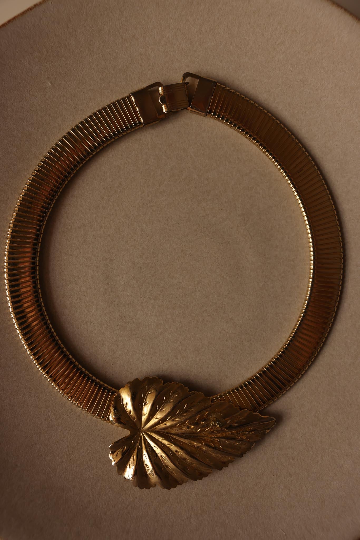 Gold-Tone Omega Collar Necklace with Sculpted Leaf Accent|Vintage Baazaar