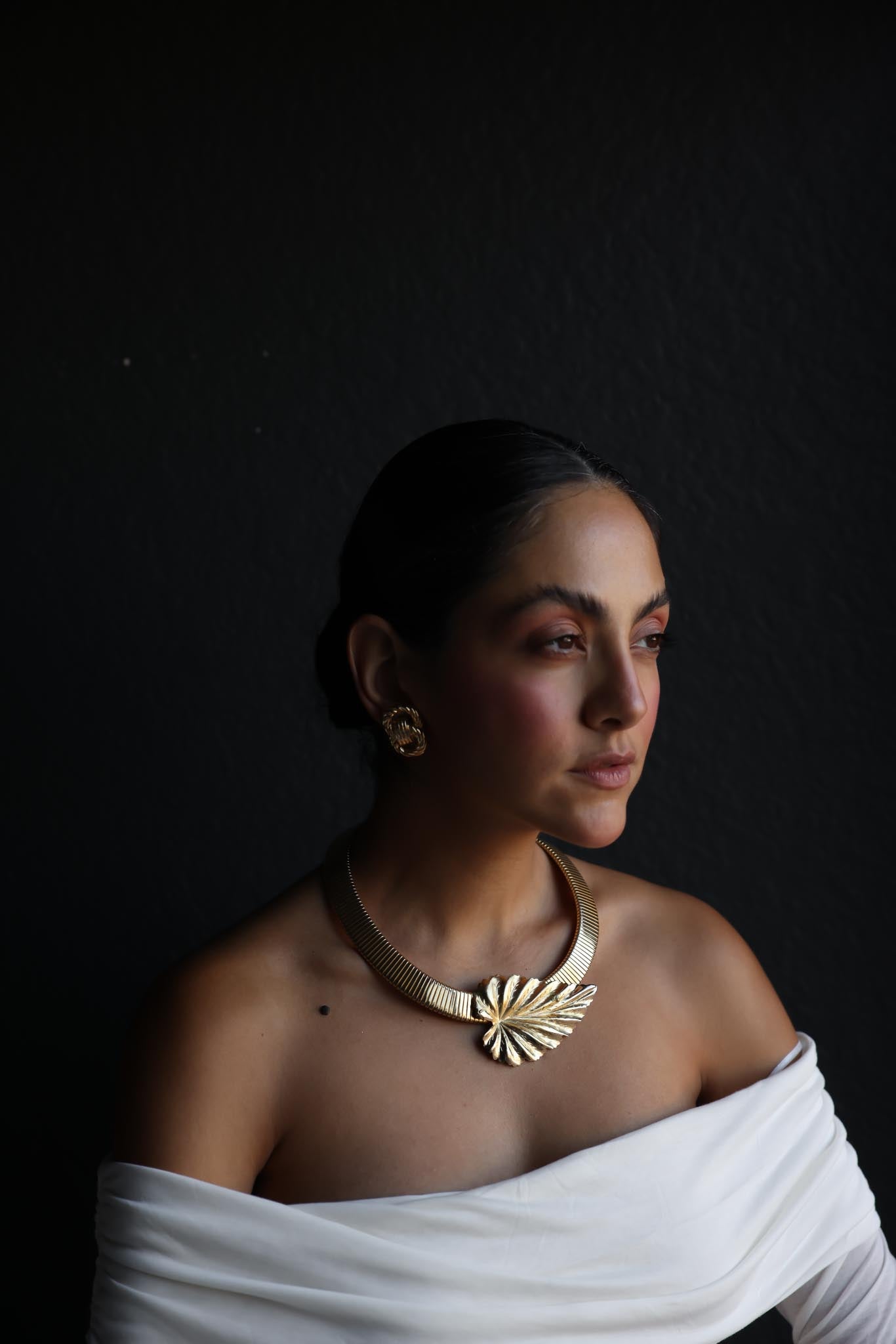 Gold-Tone Omega Collar Necklace with Sculpted Leaf Accent|Vintage Baazaar