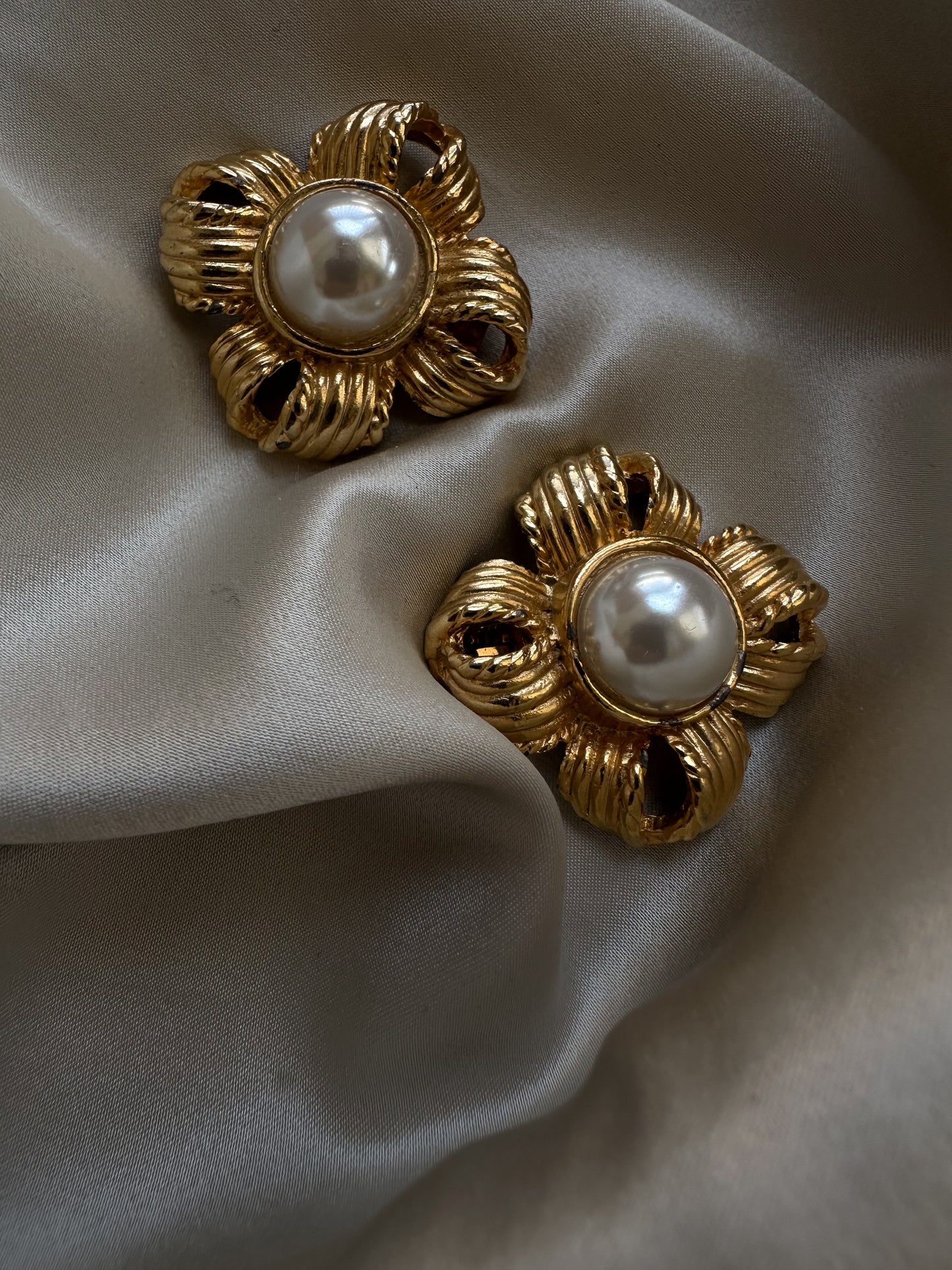 Golden Fleur Pearl Shoe Clips