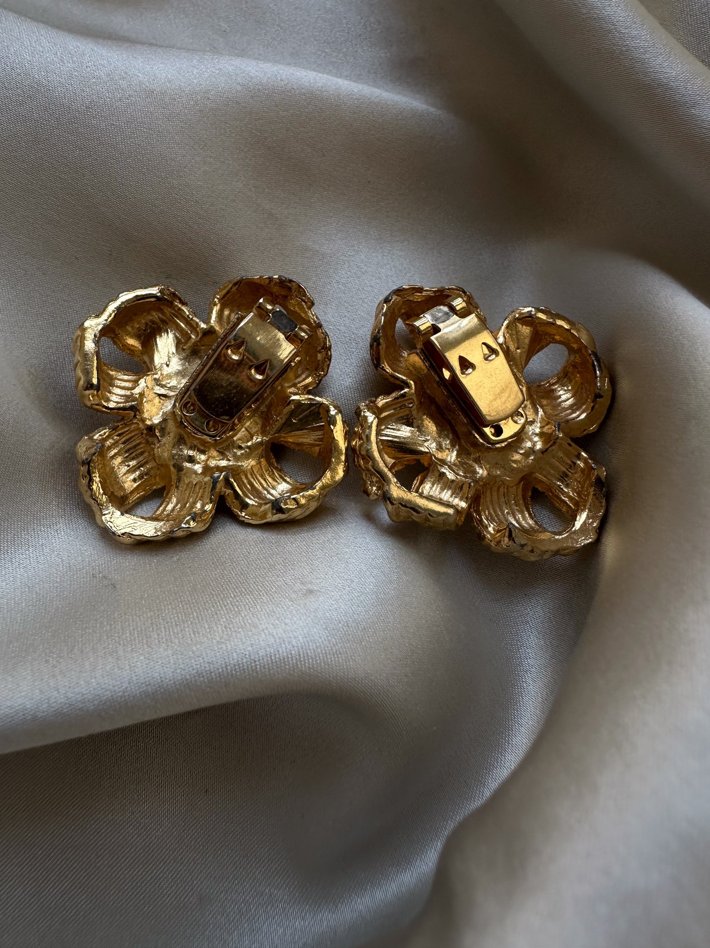 Golden Fleur Pearl Shoe Clips