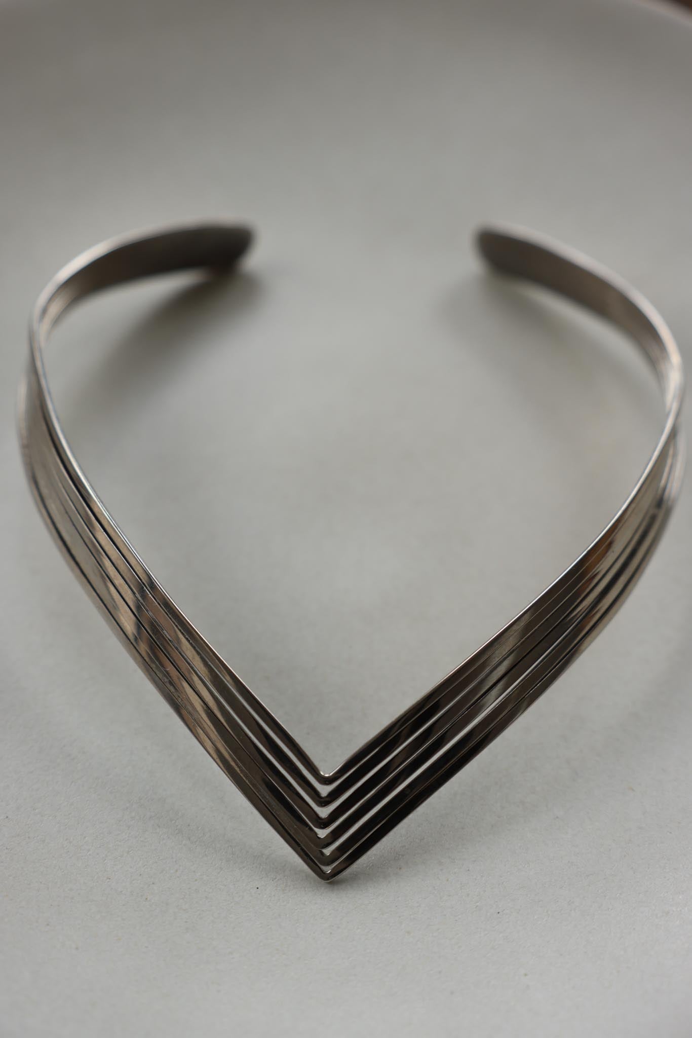 V-Neck Choker Silver Tone|Vintage Baazaar
