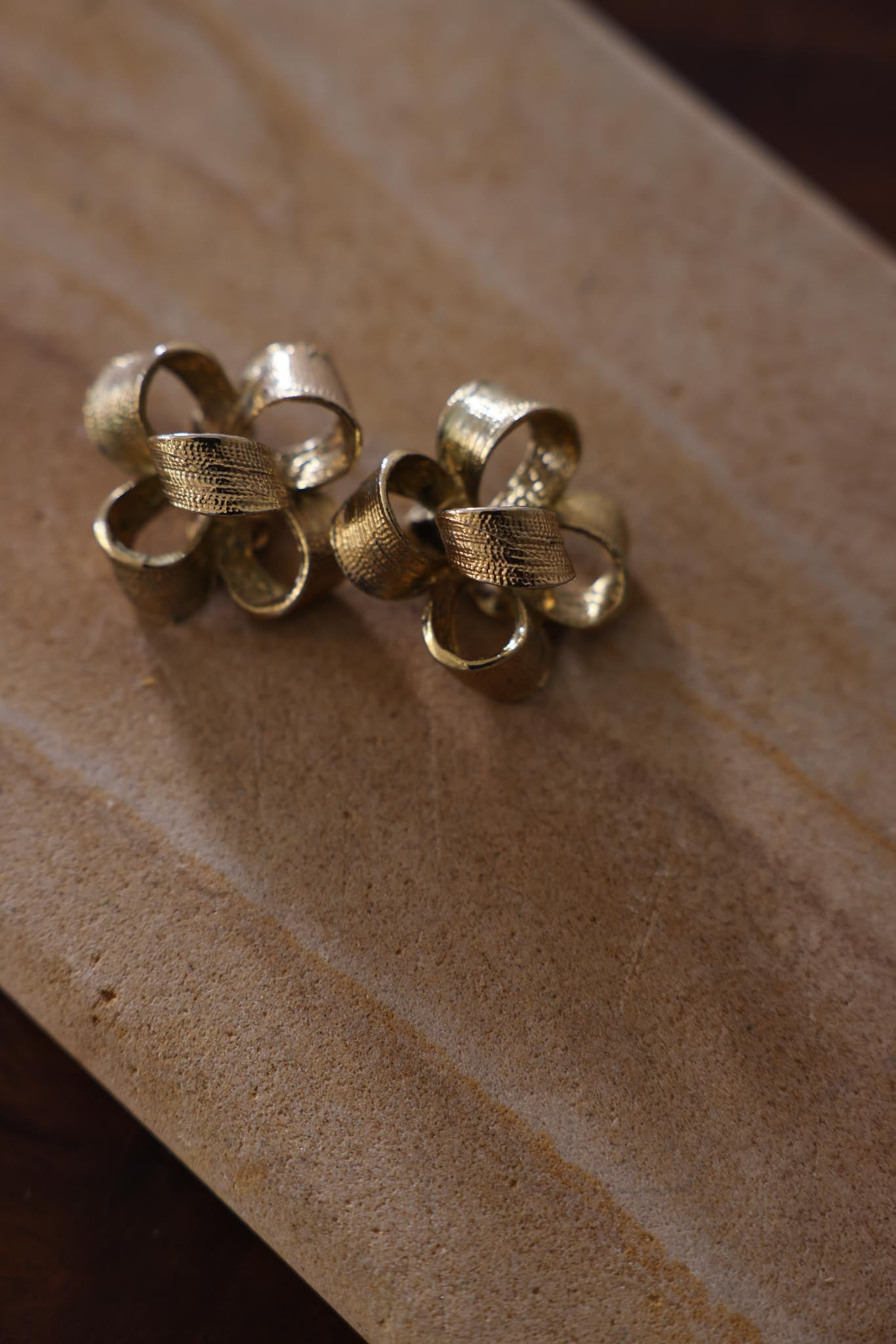 Golden Ribbon Bloom|Vintage Baazaar