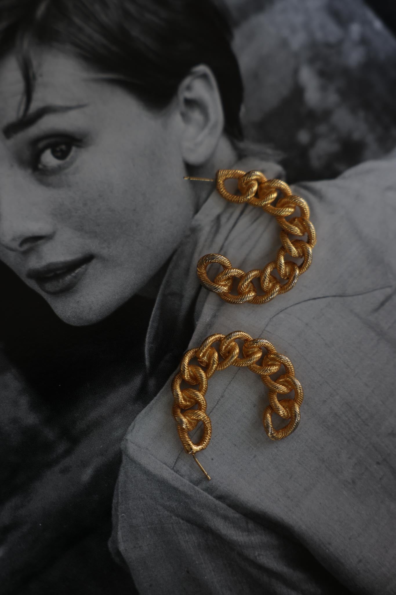 Golden Link Hoop|Vintage Baazaar