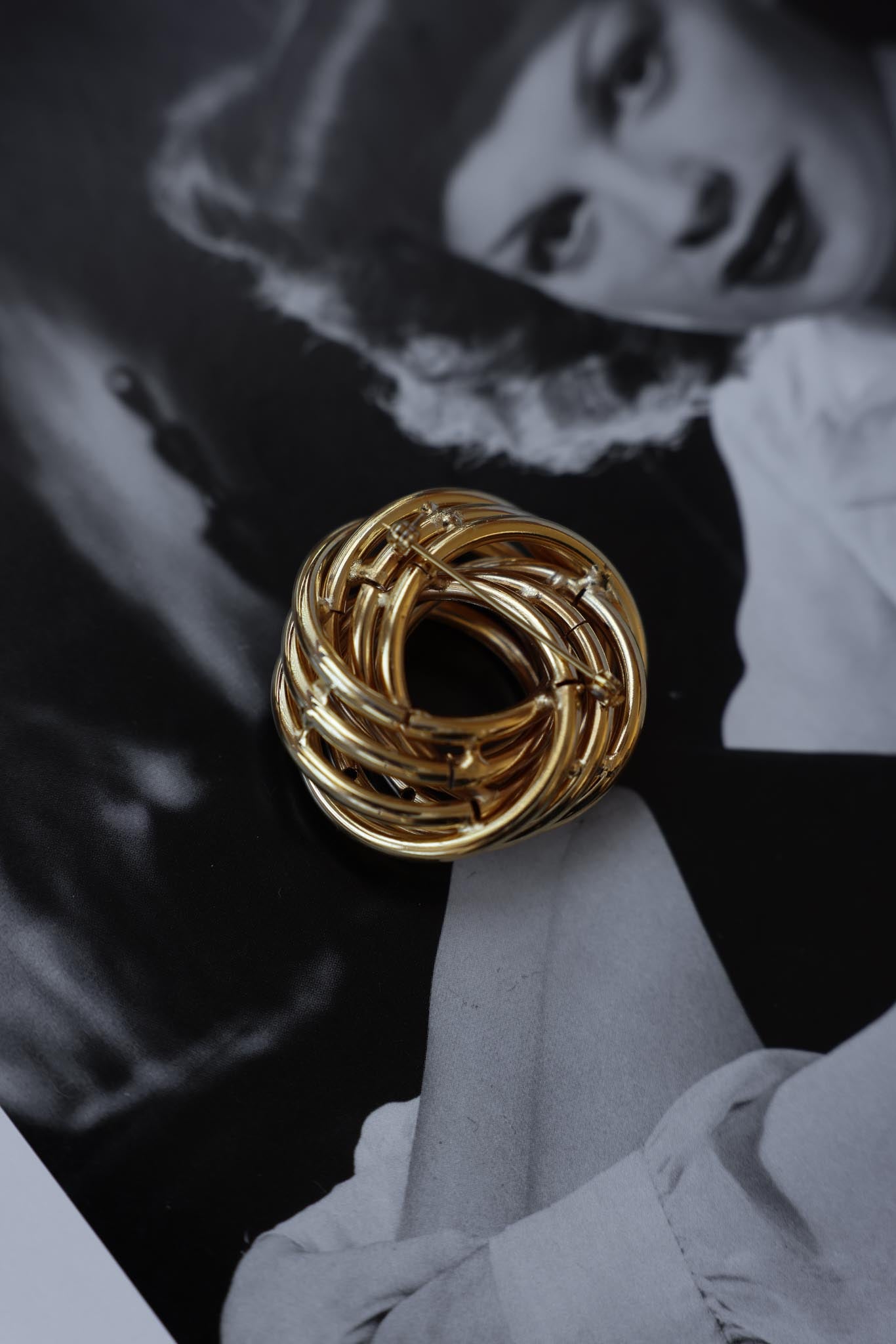 Golden Knot Vintage Brooch|Vintage Baazaar