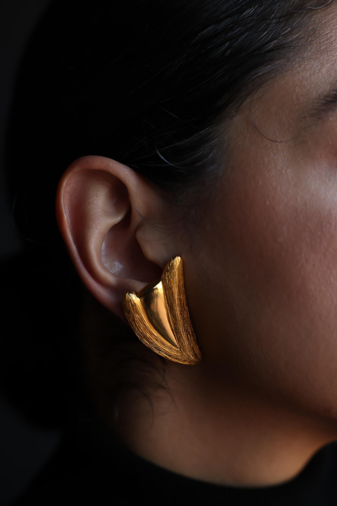Sculpted Gold Clip-On Earrings – 1980s