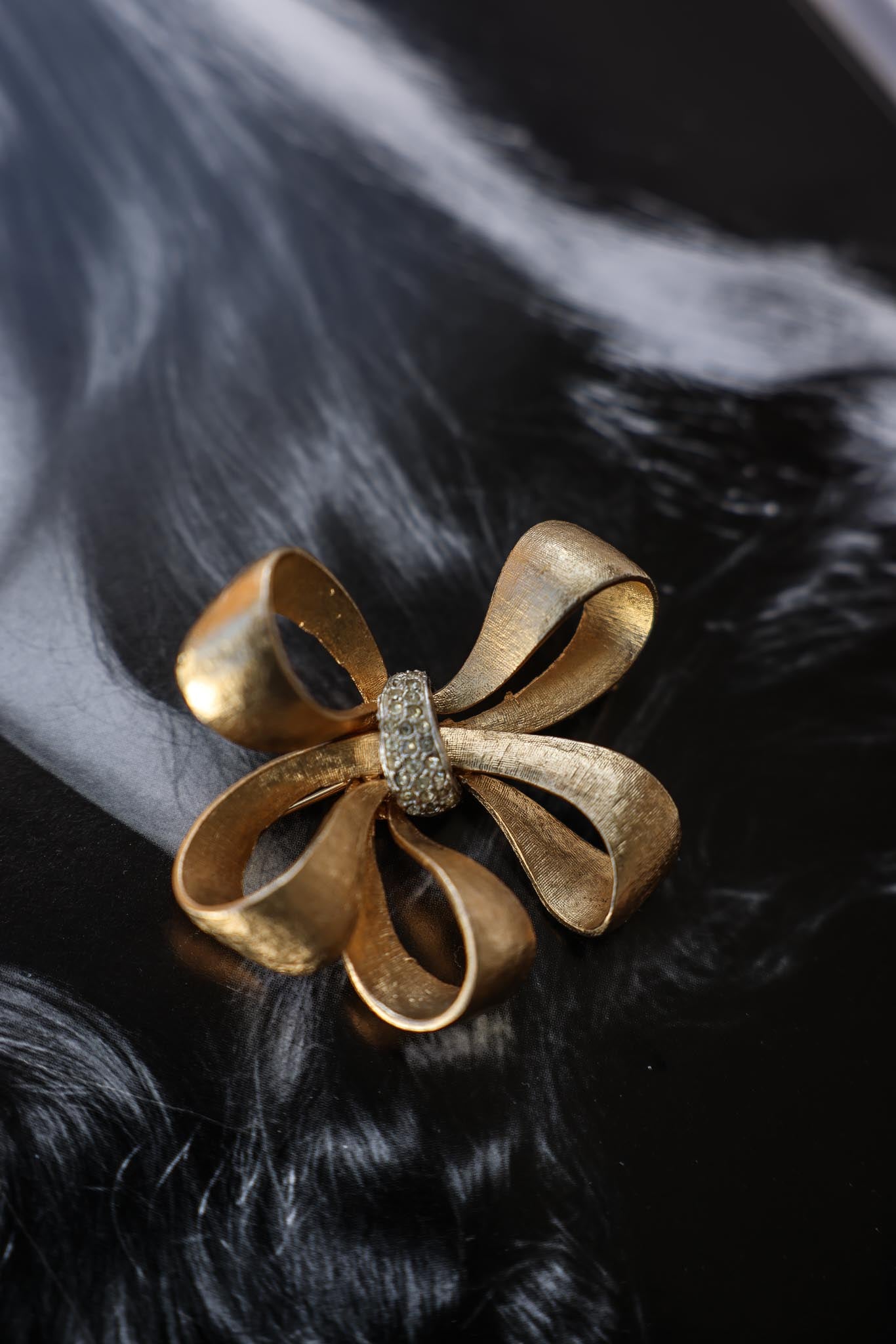 Golden Bow Brooch|Vintage Baazaar 