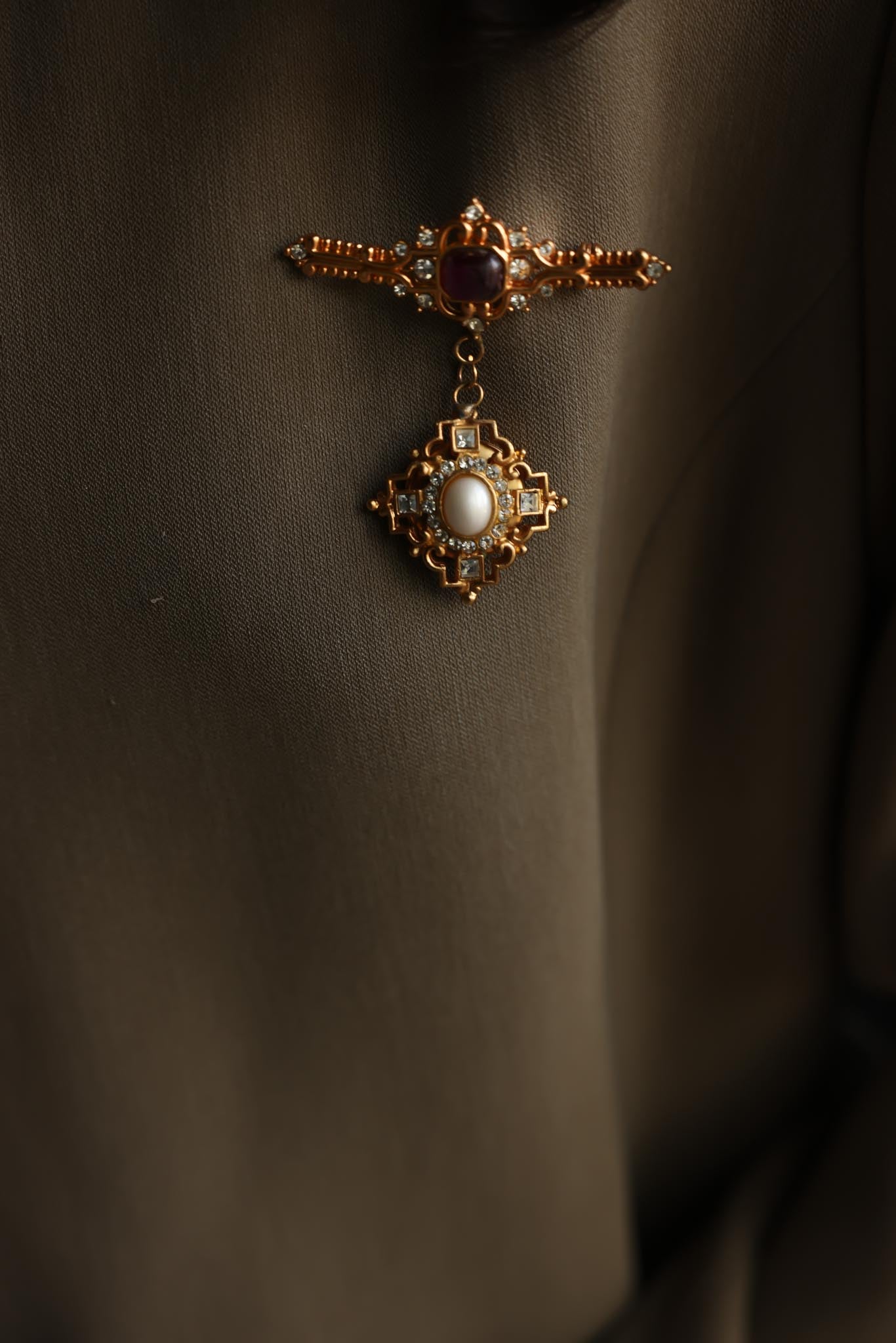 Gold Tone Faux Pearl & Purple Cabochon Drop Brooch
