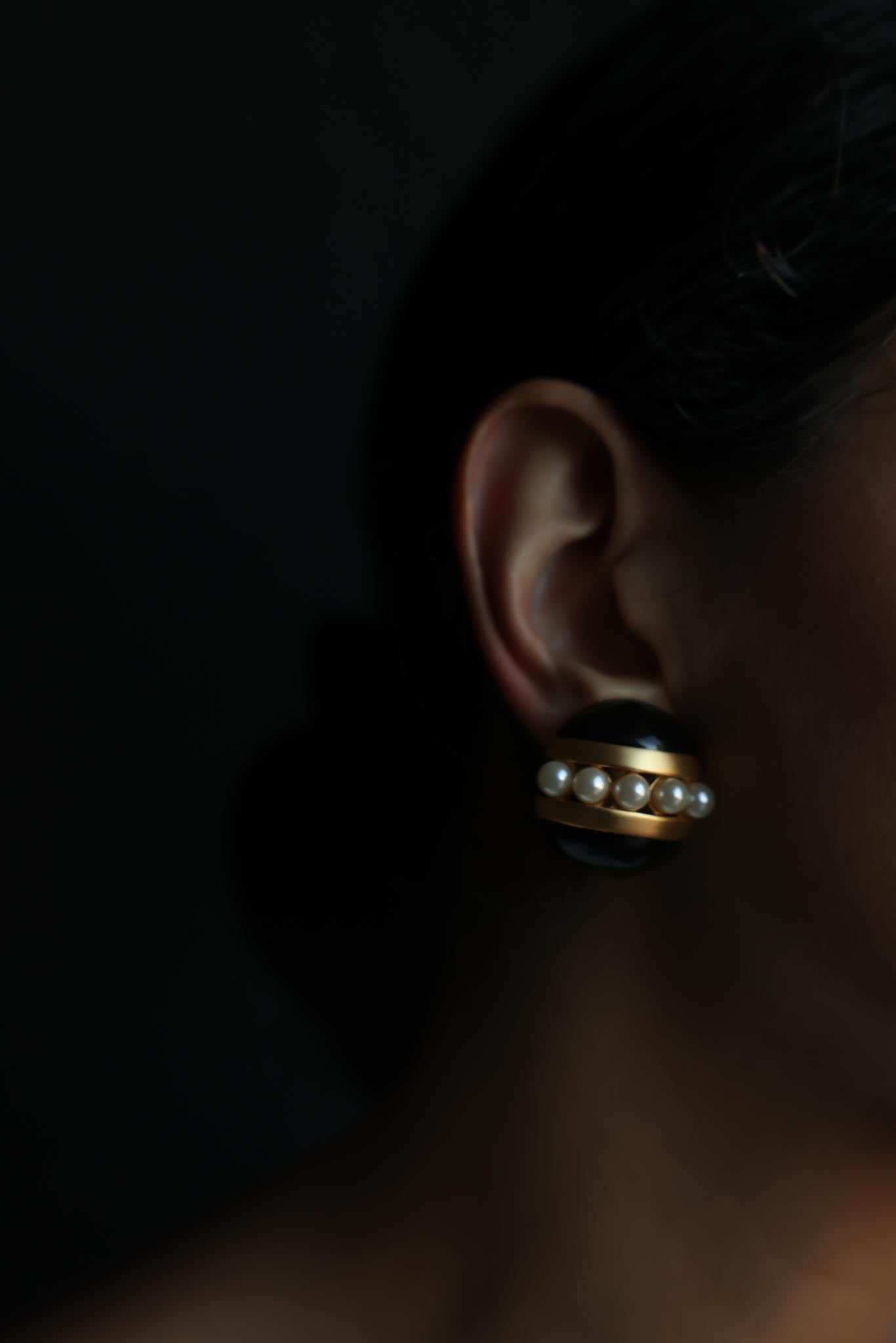 Matte Gold Black Enamel Round Faux Pearl Clip-On Earrings