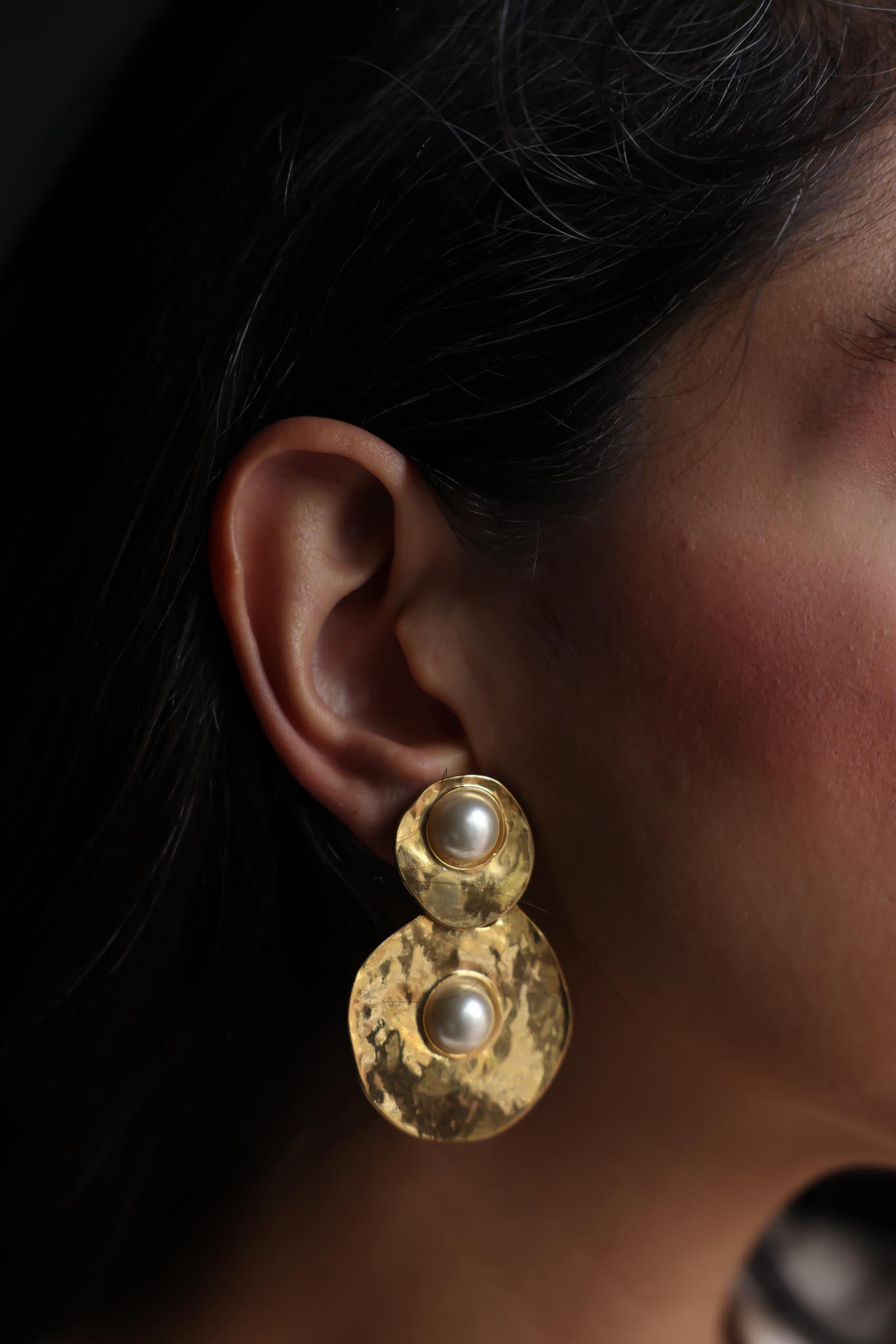 Hammered Gold-Tone Disk Clip-On Earrings with Faux Pearls – 1980s|Vintage Baazaar 