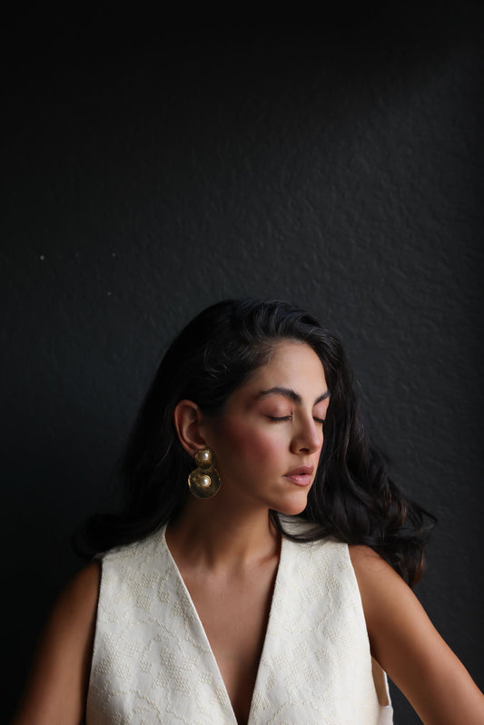 Hammered Gold-Tone Disk Clip-On Earrings with Faux Pearls – 1980s|Vintage Baazaar 