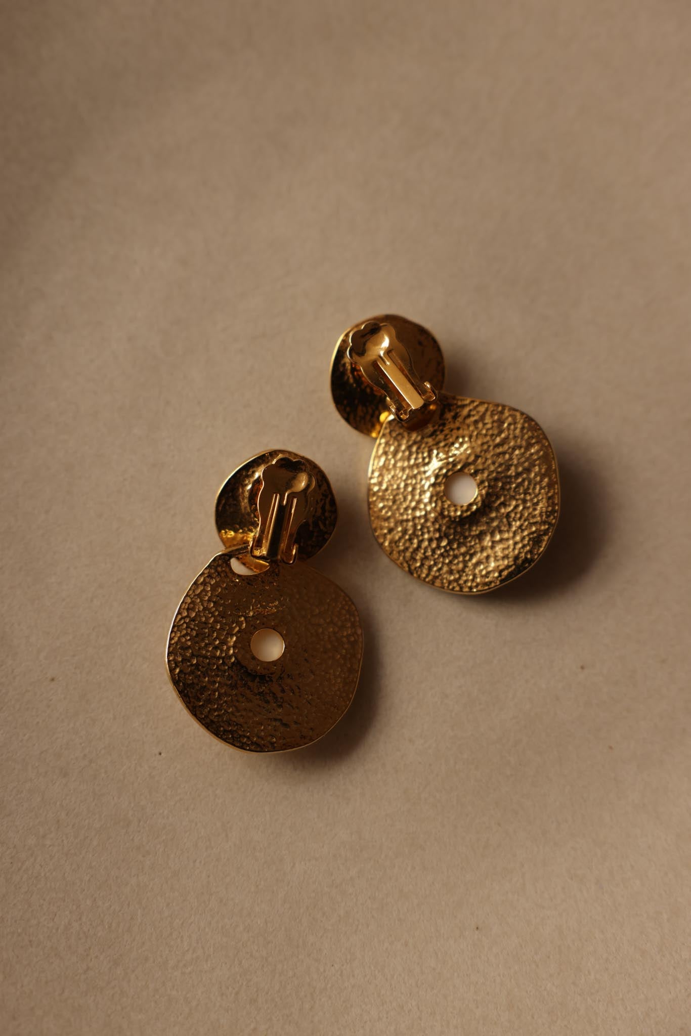 Hammered Gold-Tone Disk Clip-On Earrings with Faux Pearls – 1980s|Vintage Baazaar 