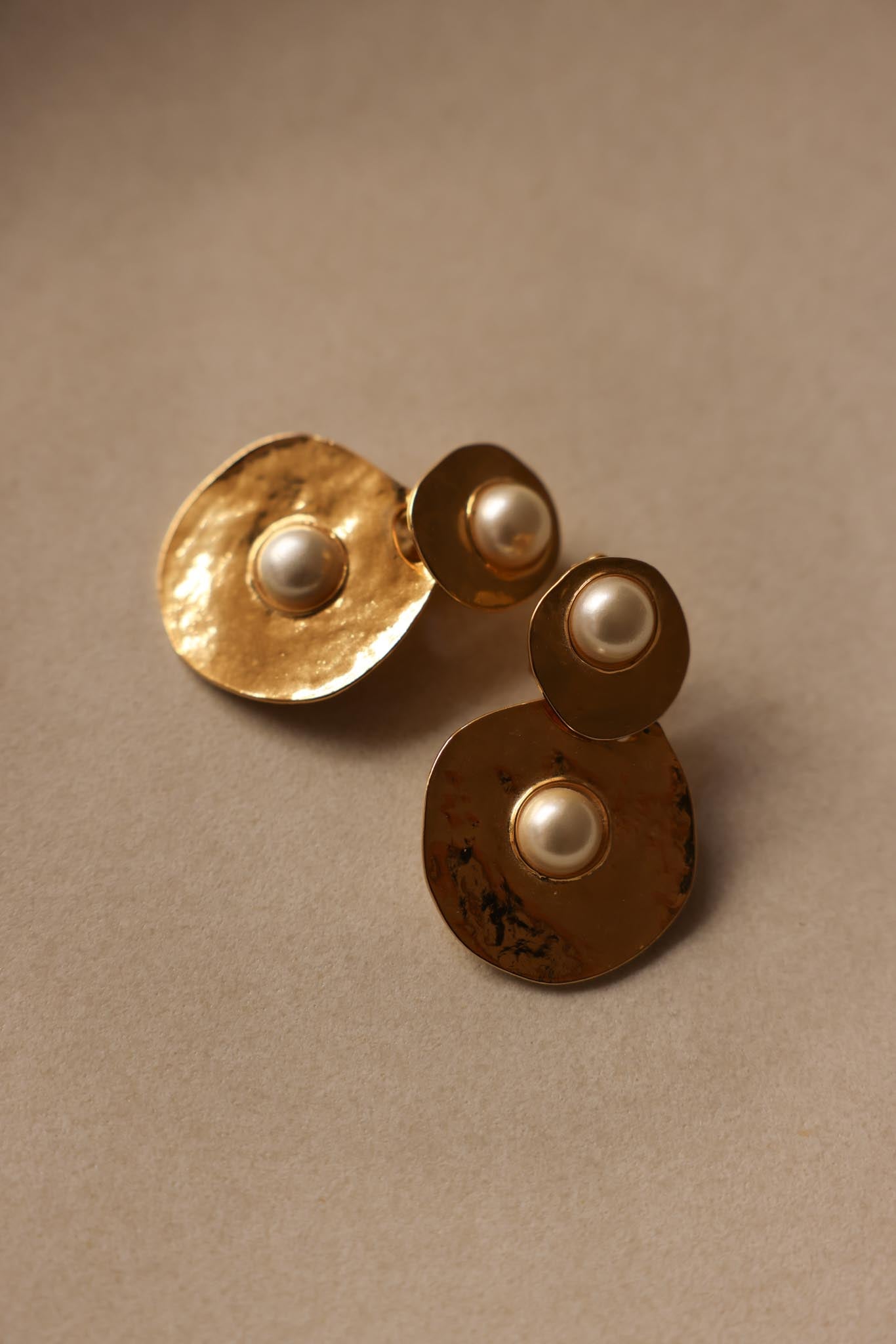 Hammered Gold-Tone Disk Clip-On Earrings with Faux Pearls – 1980s|Vintage Baazaar 
