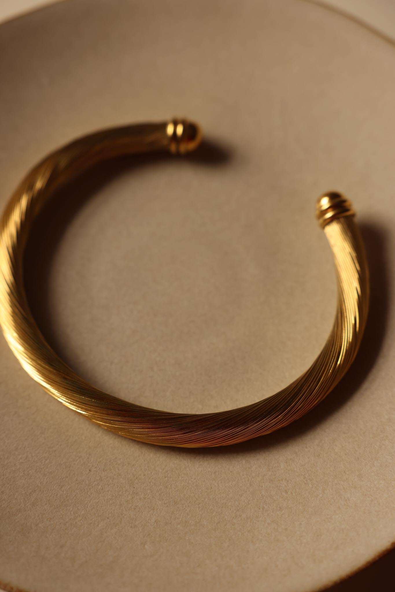 Gold-Toned Wire Choker Necklace (Large)|Vintage Baazaar 