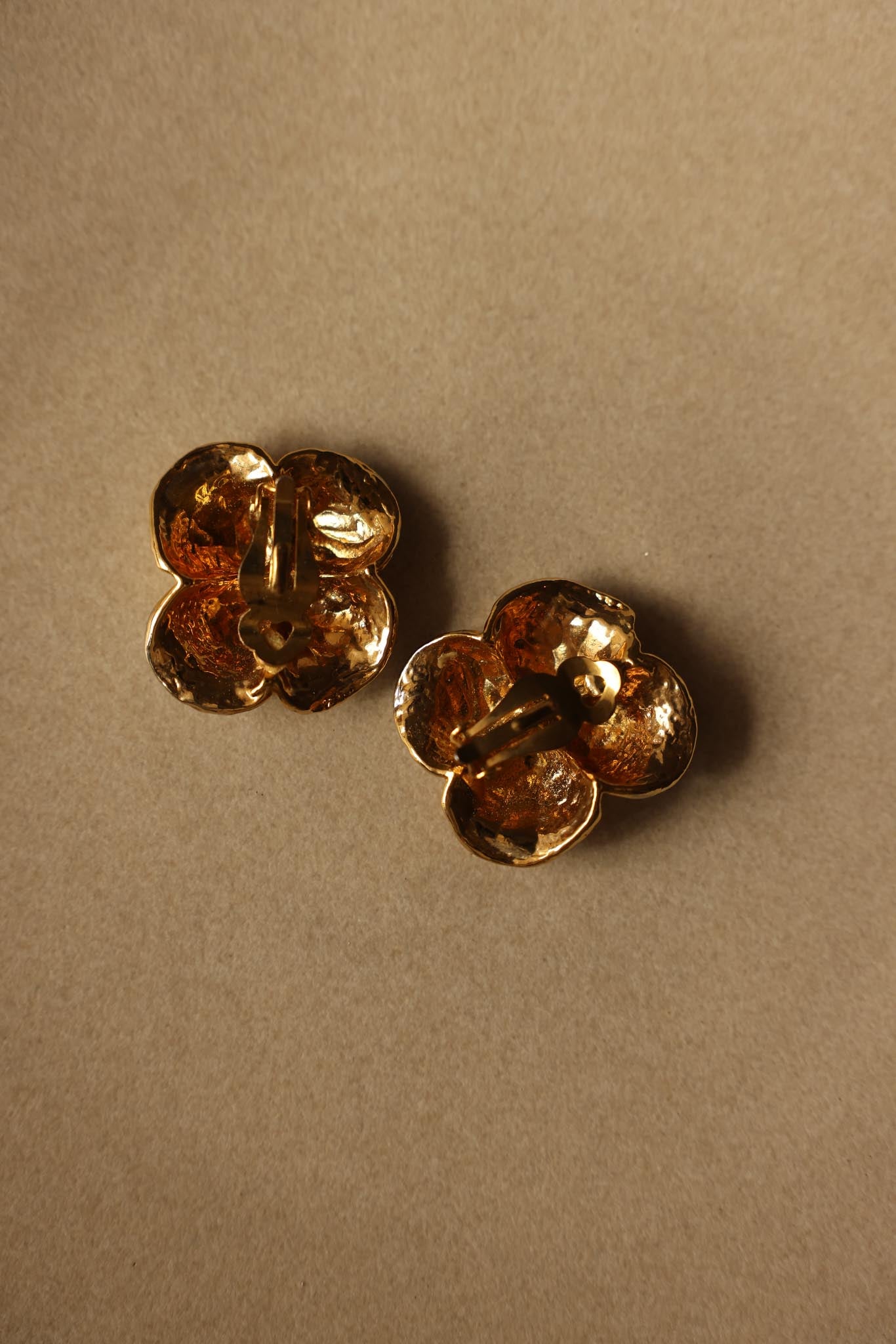 Two-Tone Ribbed Clip-On Earrings - 1980s|Vintage Baazaar 