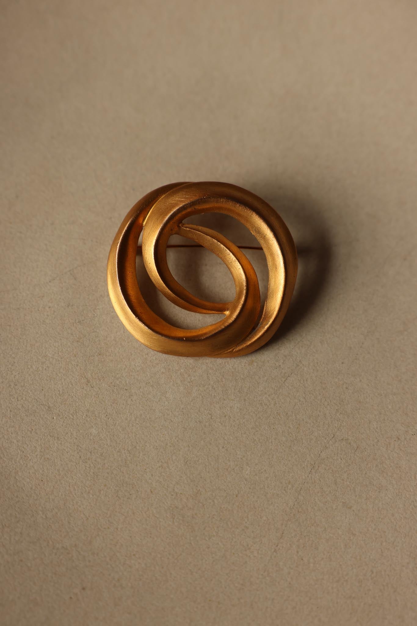 Brushed Gold Interlocking Swirl Brooch - 1980s|Vintage Baazaar 