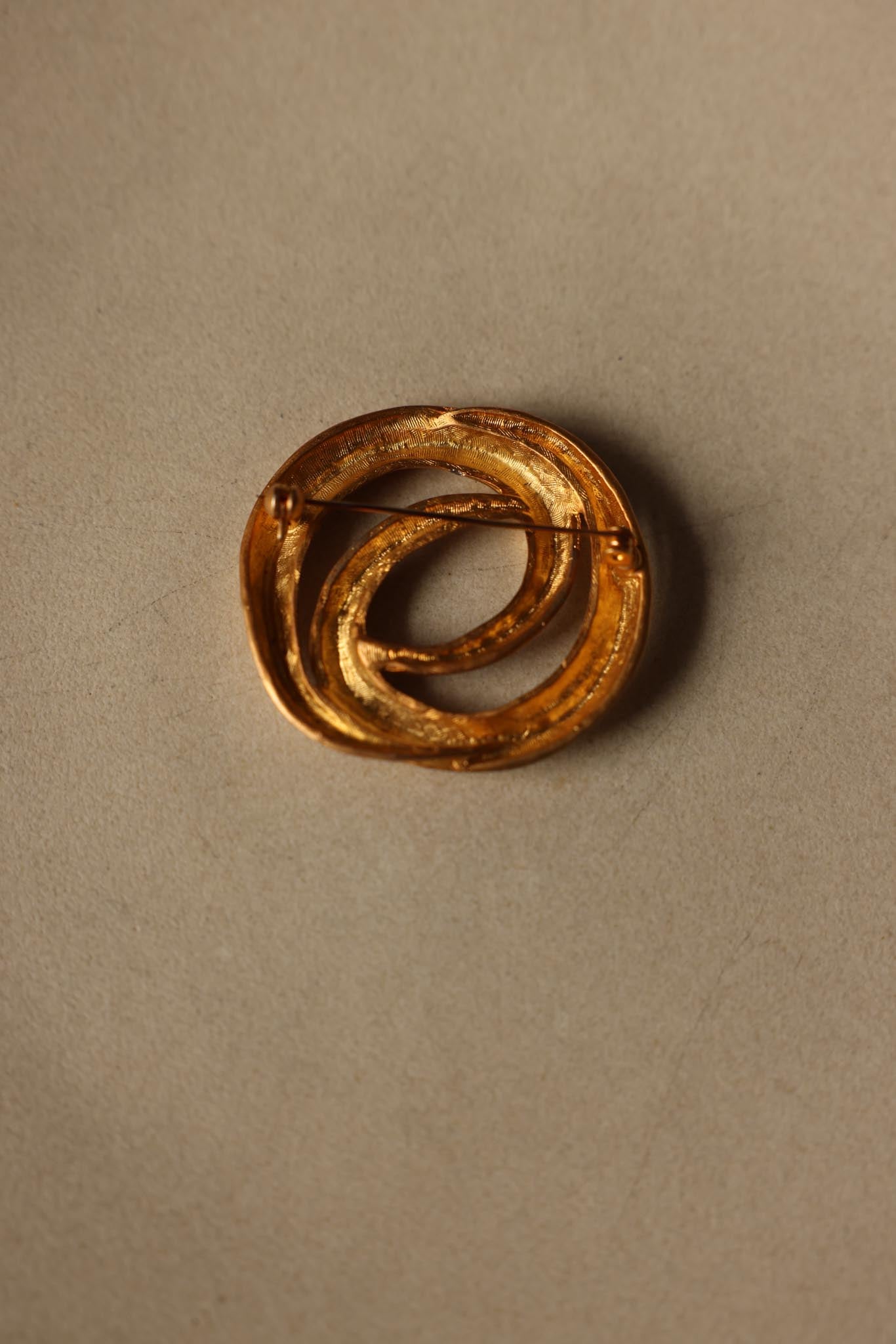 Brushed Gold Interlocking Swirl Brooch - 1980s|Vintage Baazaar 