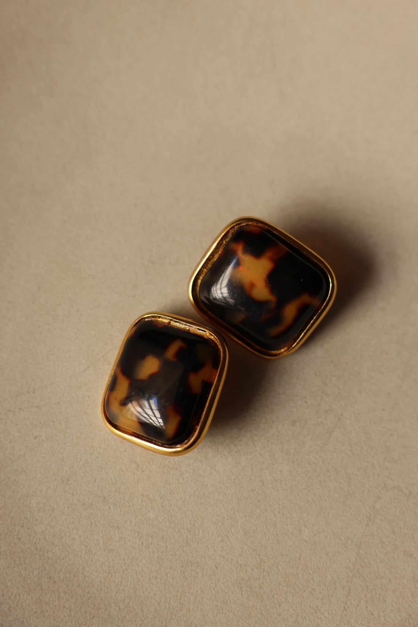 Gold-Toned Leopard Print Clip-On Earrings – 1980s
