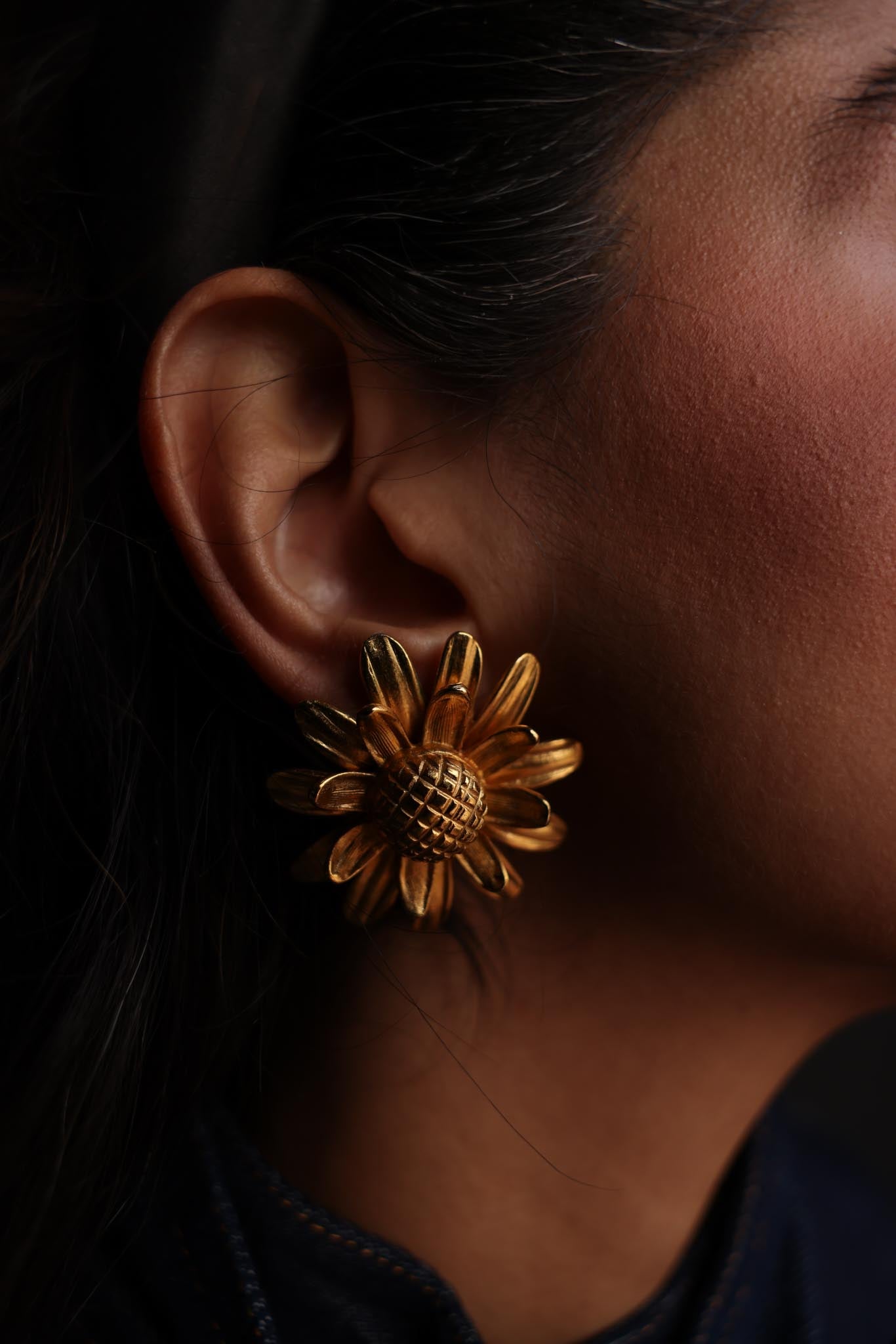 Golden Daisy Earrings|Vintage Baazaar 