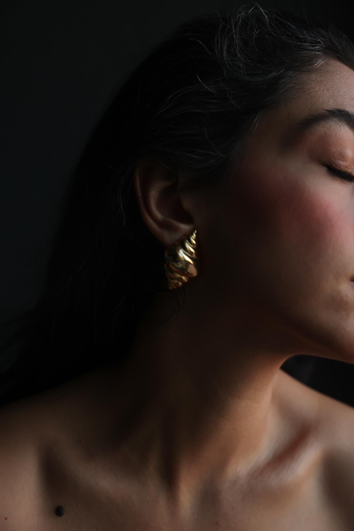 Gold Tone Seashell Clip-On Earrings