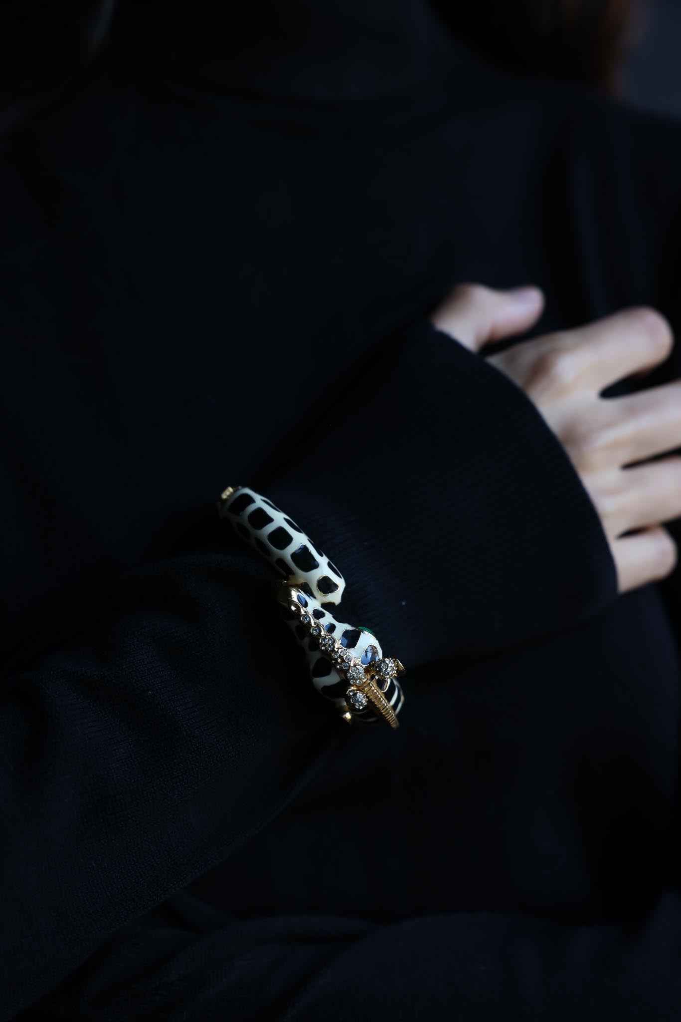 Ciner Black & White Enamel Giraffe Bracelet|Vintage Baazaar 