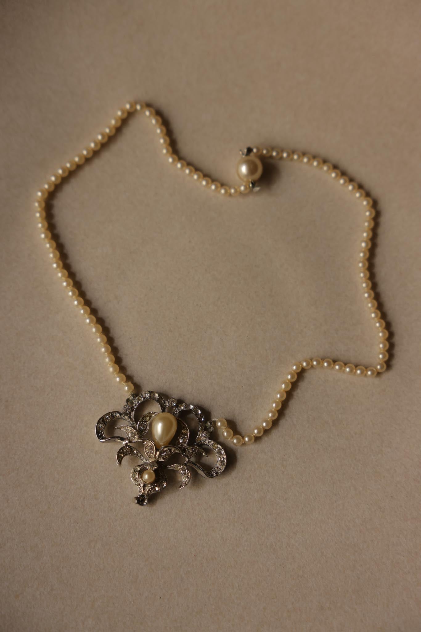 Elegant Pearl and Rhinestone Necklace|Vintage Baazaar 