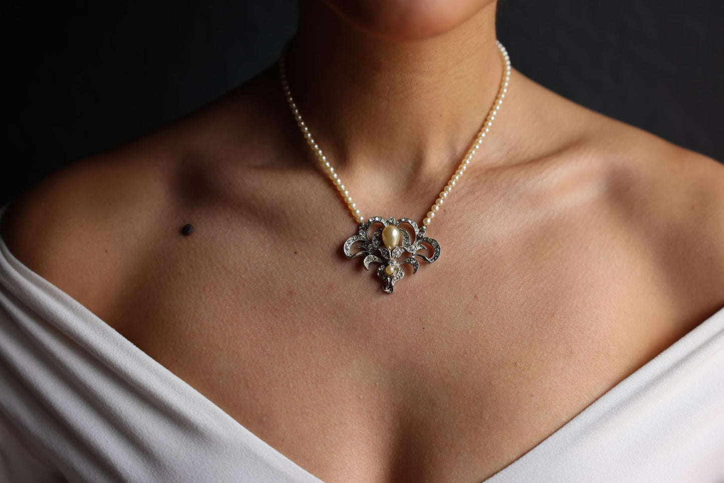 Elegant Pearl and Rhinestone Necklace|Vintage Baazaar 
