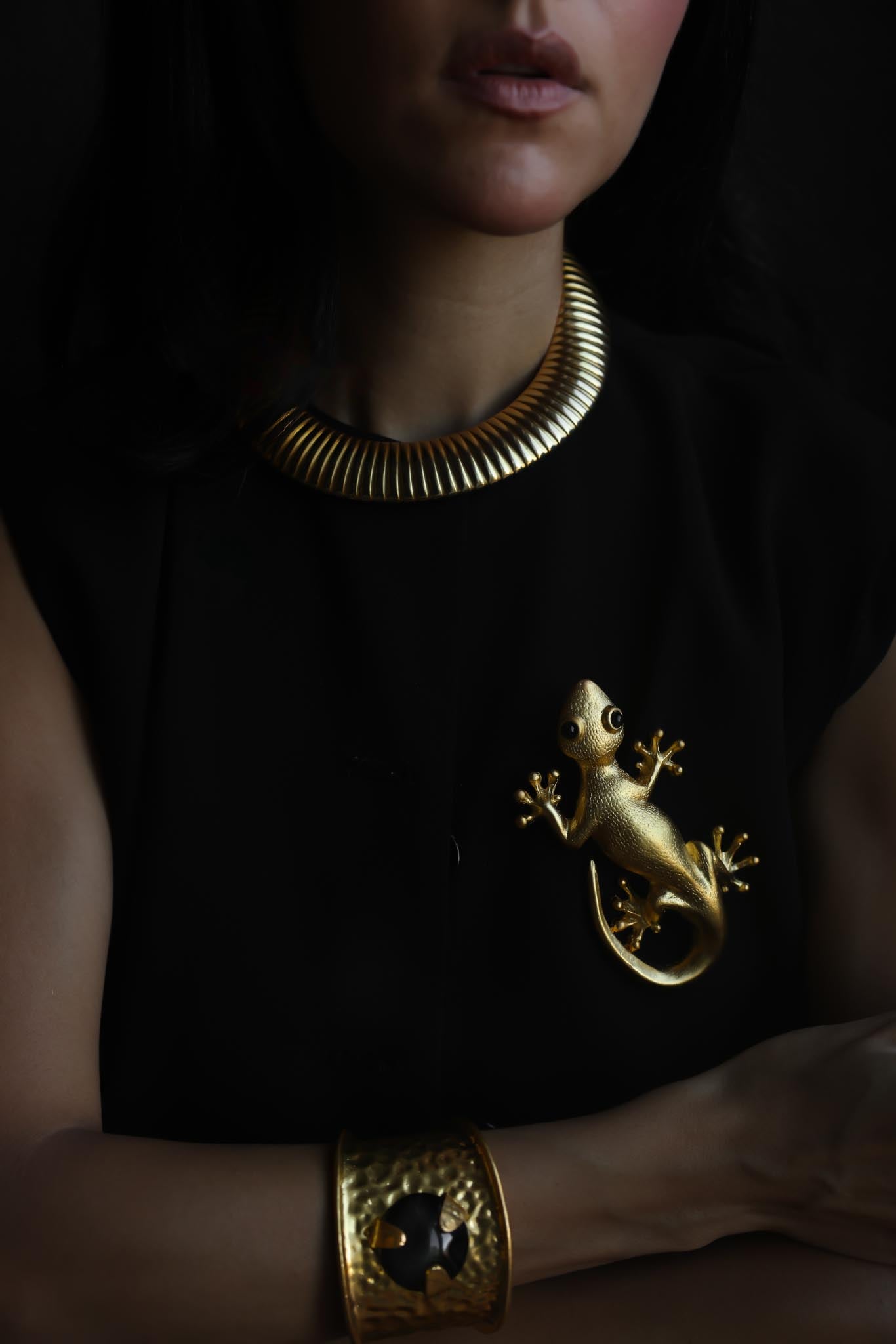 Oversized Textured Gold Tone Lizard Brooch with Black Eyes
