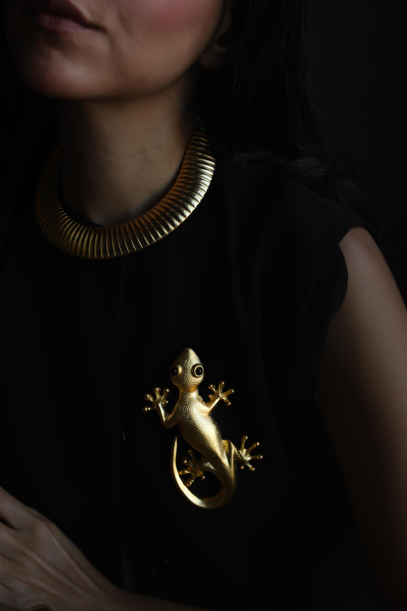Oversized Textured Gold Tone Lizard Brooch with Black Eyes