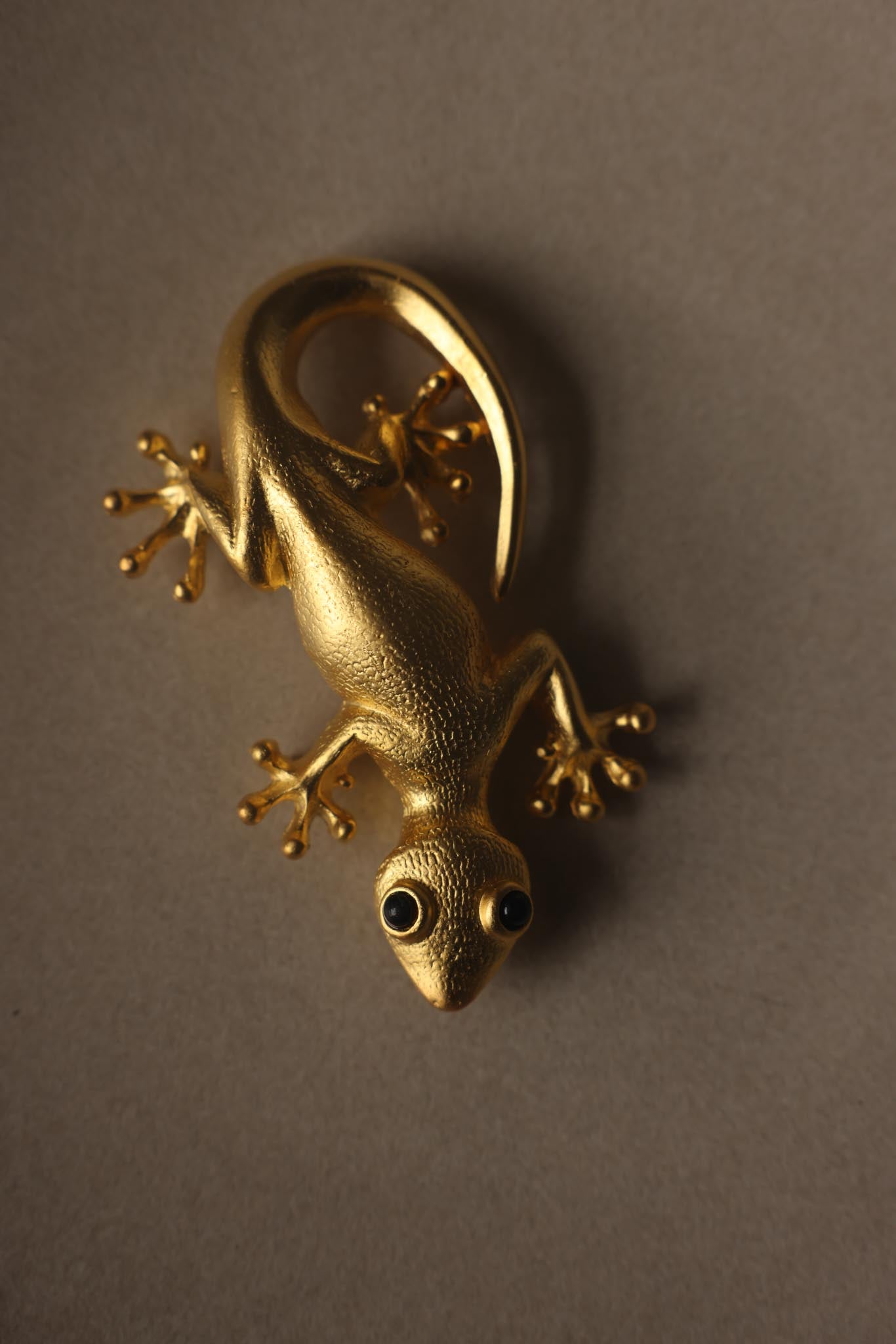 Oversized Textured Gold Tone Lizard Brooch with Black Eyes