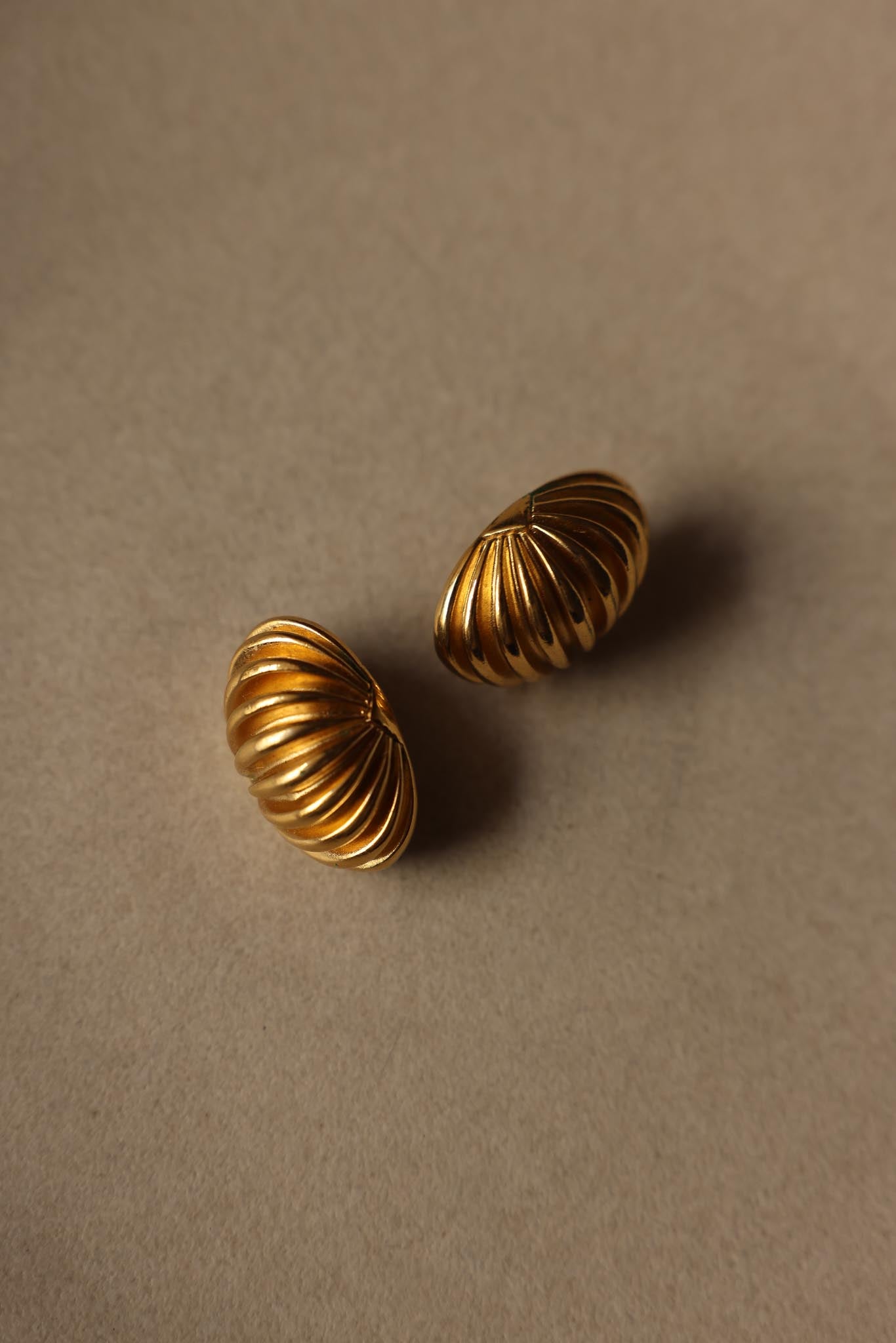 Ribbed Gold Pierced Earrings|Vintage Baazaar 