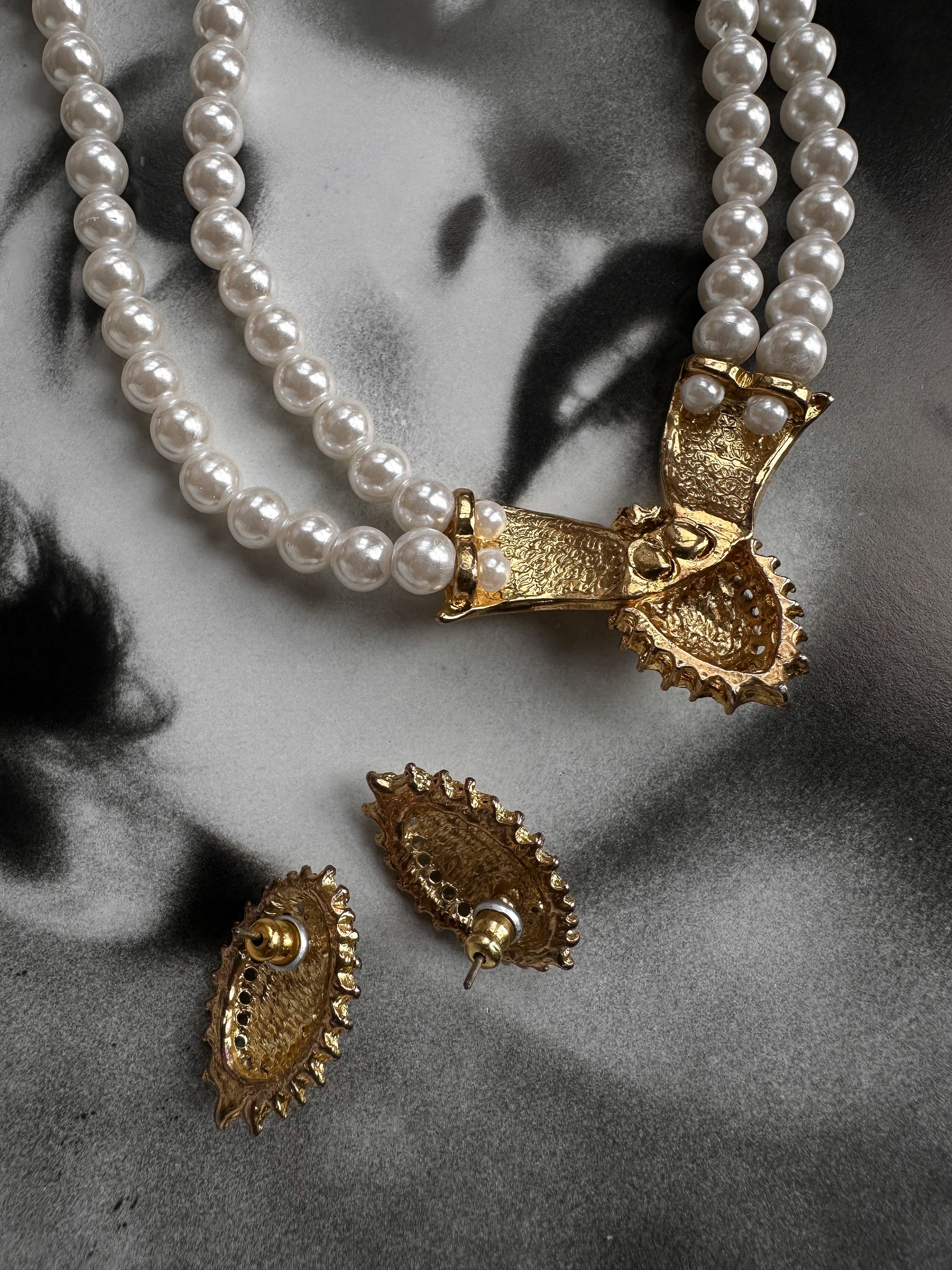 Golden Pearl Elegance Paraset necklace & Earrings|Vintage Baazaar 