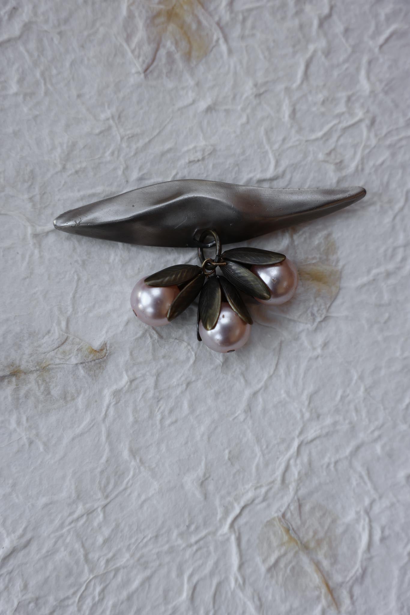 Sculptural Faux Pearl Cluster Brooch|Vintage Baazaar 