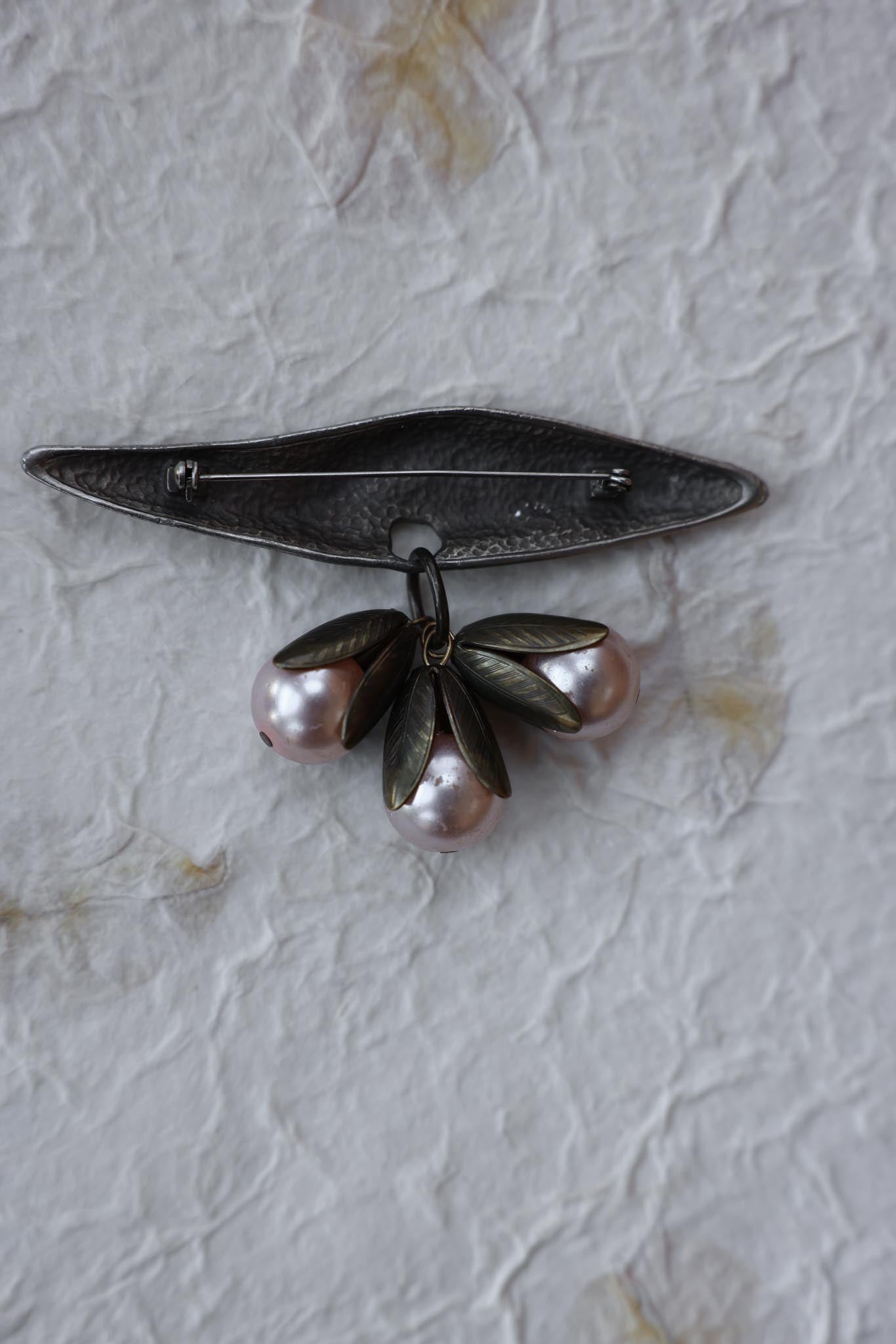 Sculptural Faux Pearl Cluster Brooch|Vintage Baazaar 