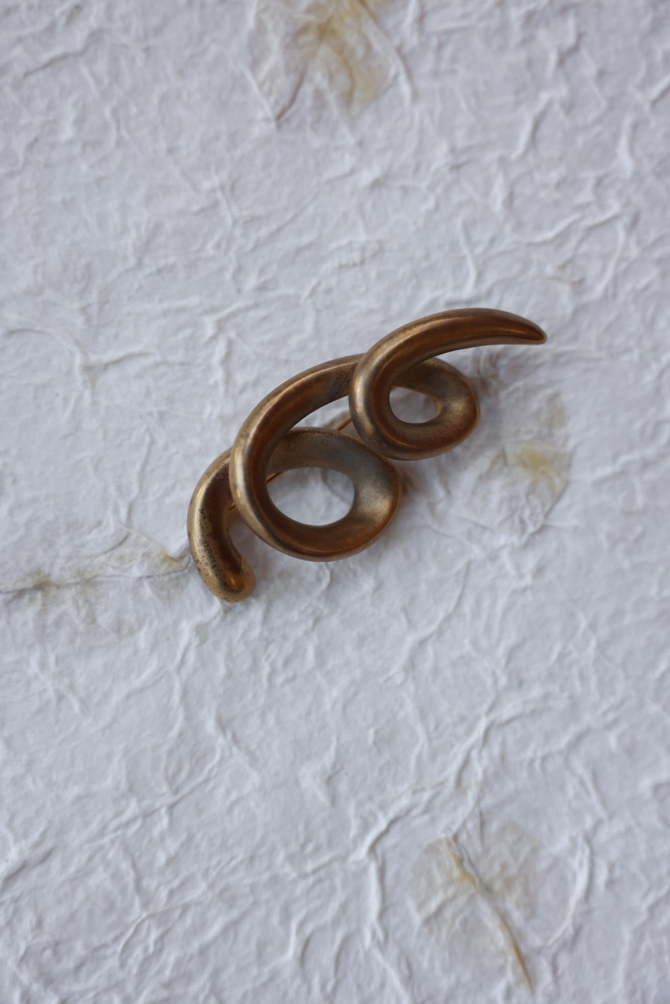 Gold tone Brooch|Vintage Baazaar 