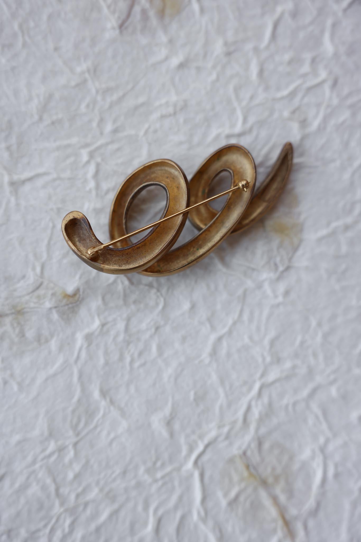 Gold tone Brooch|Vintage Baazaar 