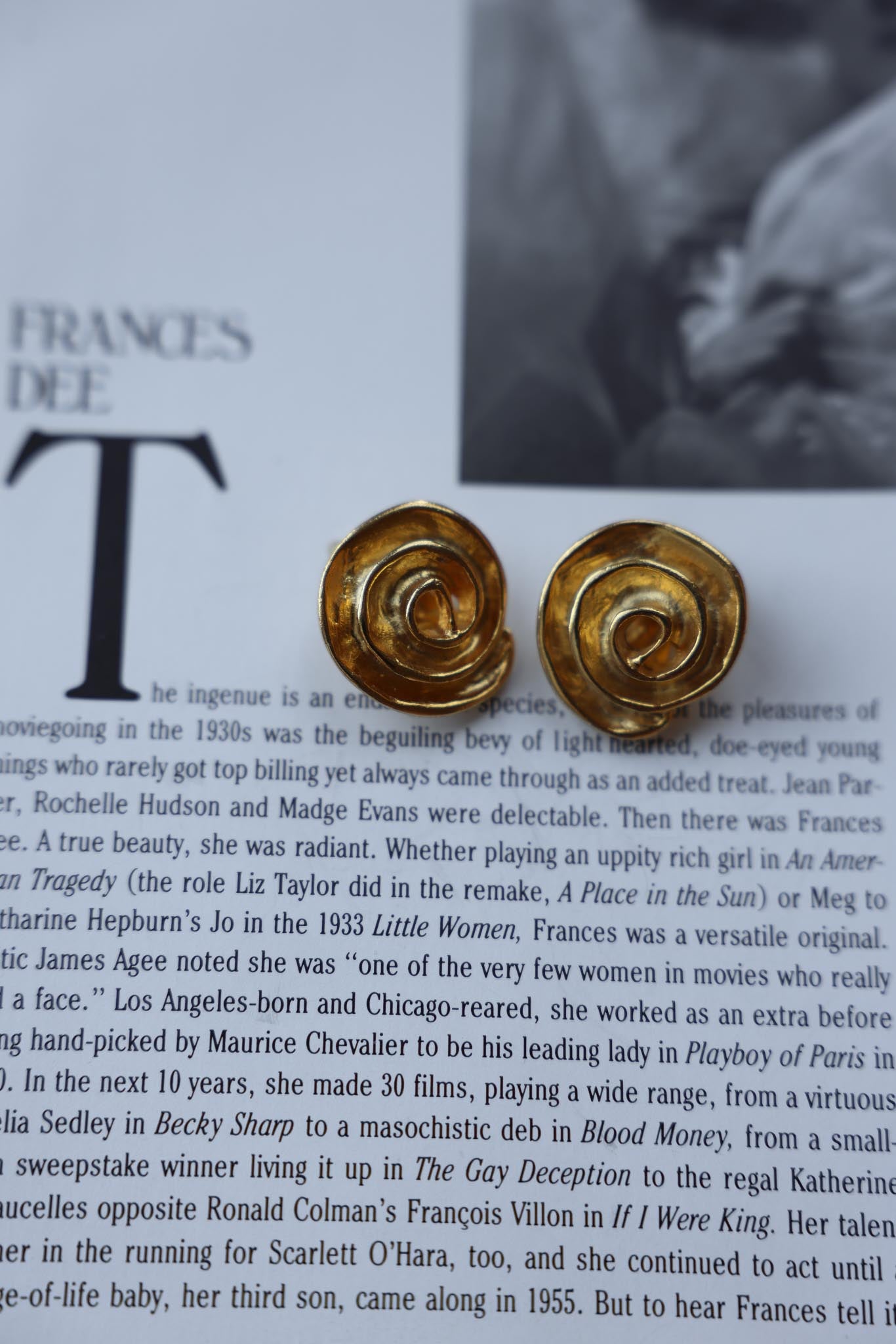Gold Tone Casual Corner Earrings|Vintage Baazaar 