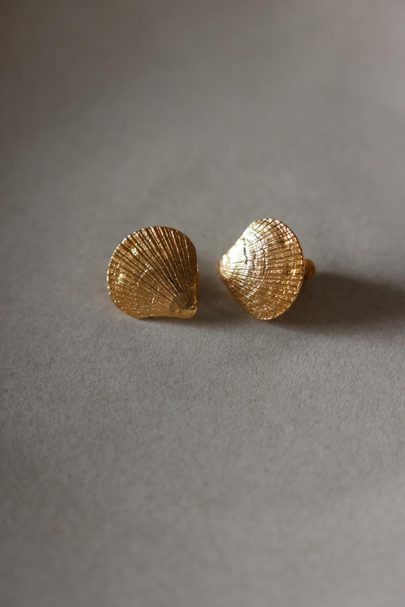 Gold Tone Shell Clip-On Earrings