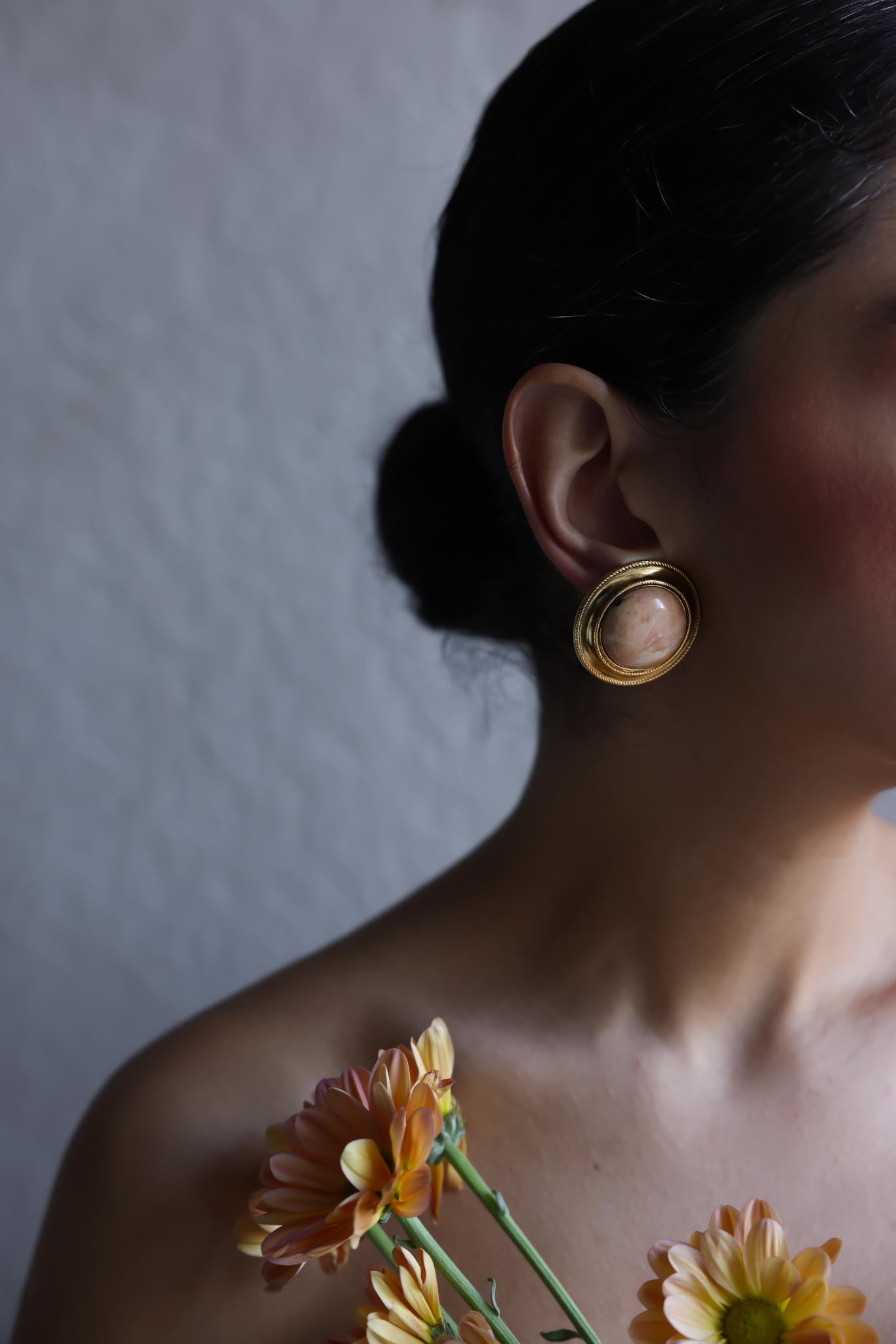 Rosette Shell Clip-On Earrings|Vintage Baazaar 