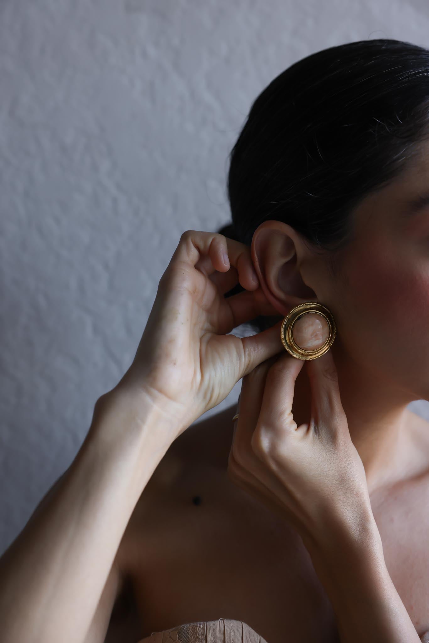 Rosette Shell Clip-On Earrings|Vintage Baazaar 
