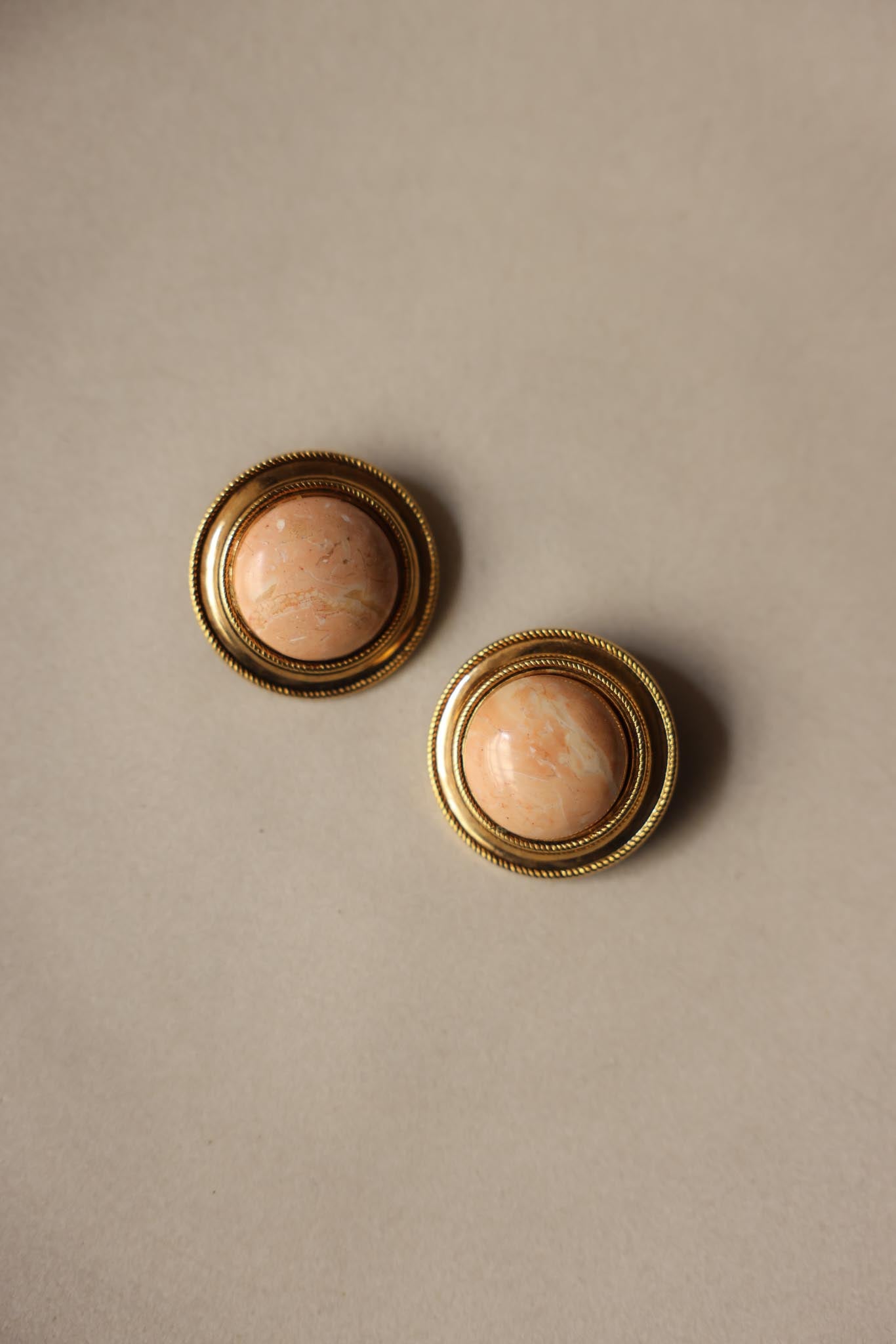 Rosette Shell Clip-On Earrings|Vintage Baazaar 
