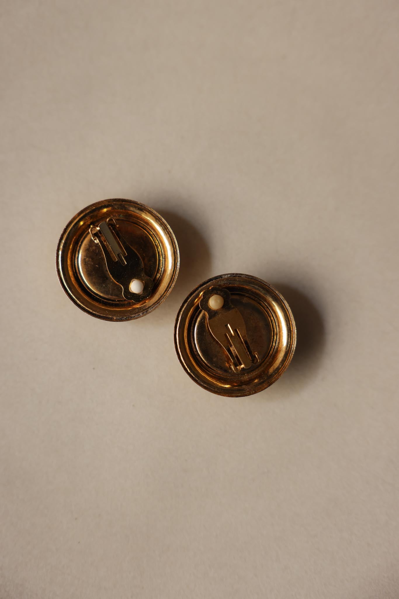 Rosette Shell Clip-On Earrings|Vintage Baazaar 