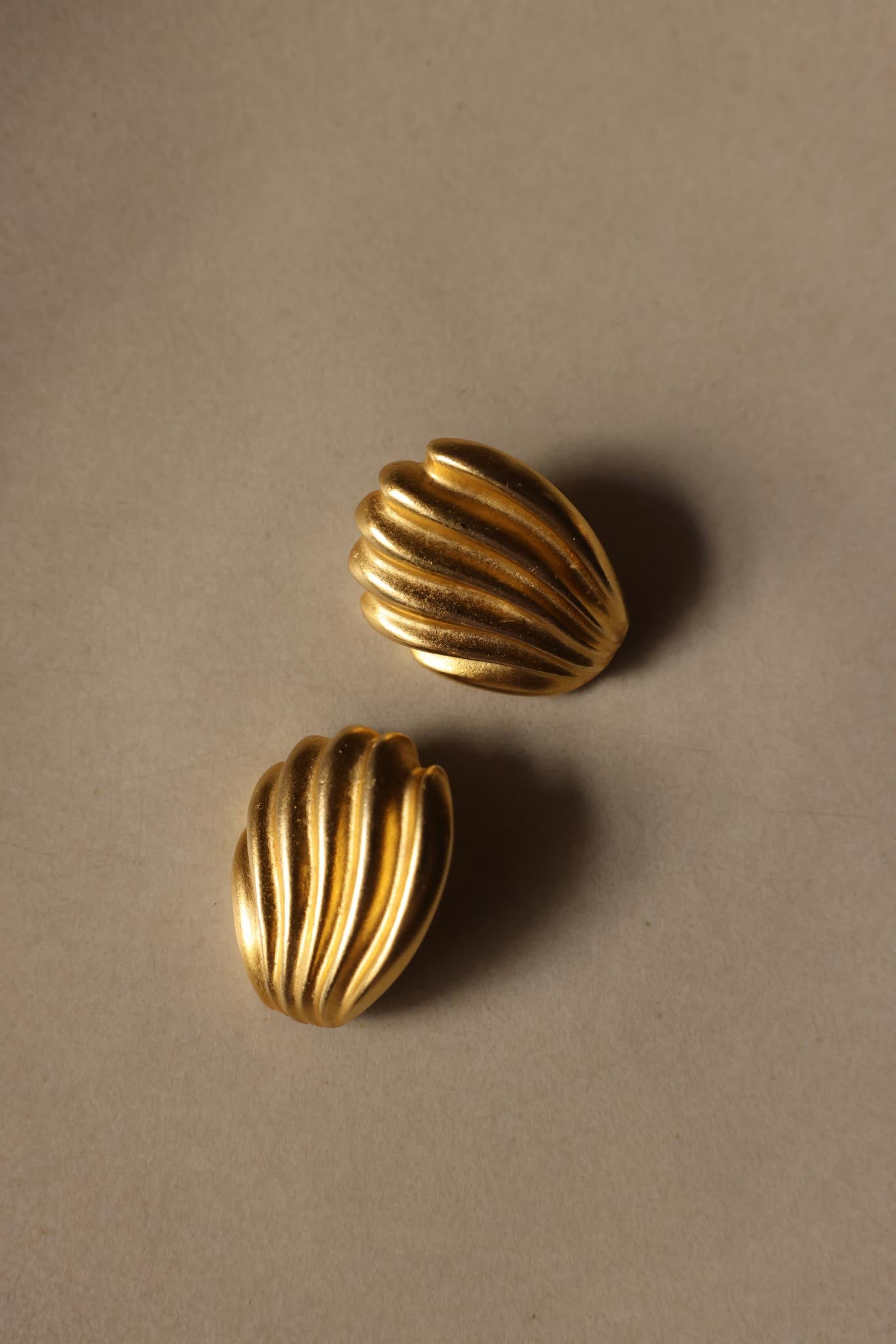 Golden Shell Clip-On Earrings|Vintage Baazaar 