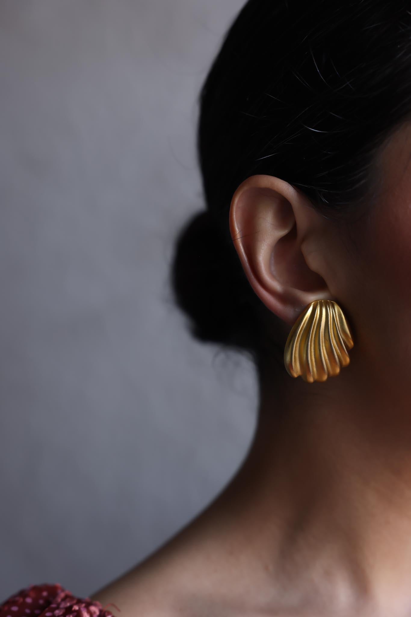 Golden Shell Clip-On Earrings|Vintage Baazaar 