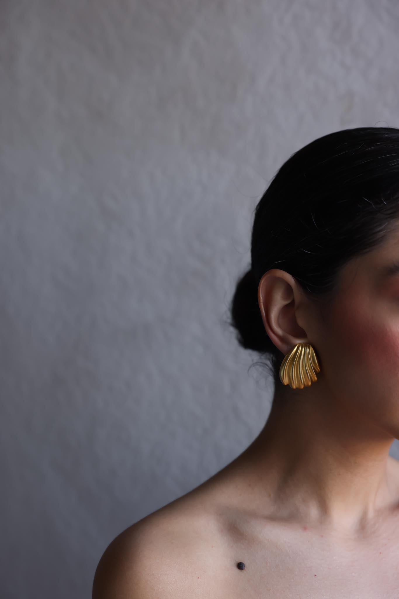 Golden Shell Clip-On Earrings|Vintage Baazaar 