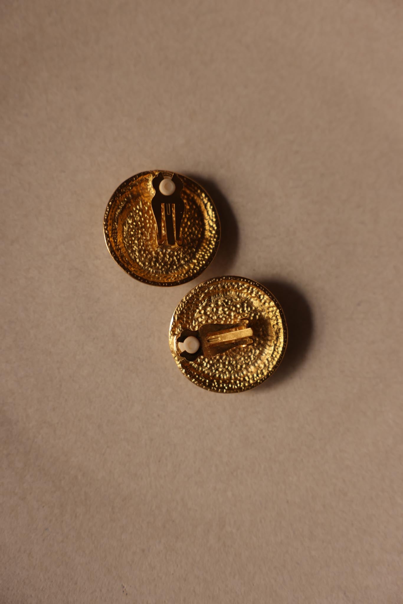 Matte Gold Tone Black Cabochon Clip-On Earrings|Vintage Baazaar 