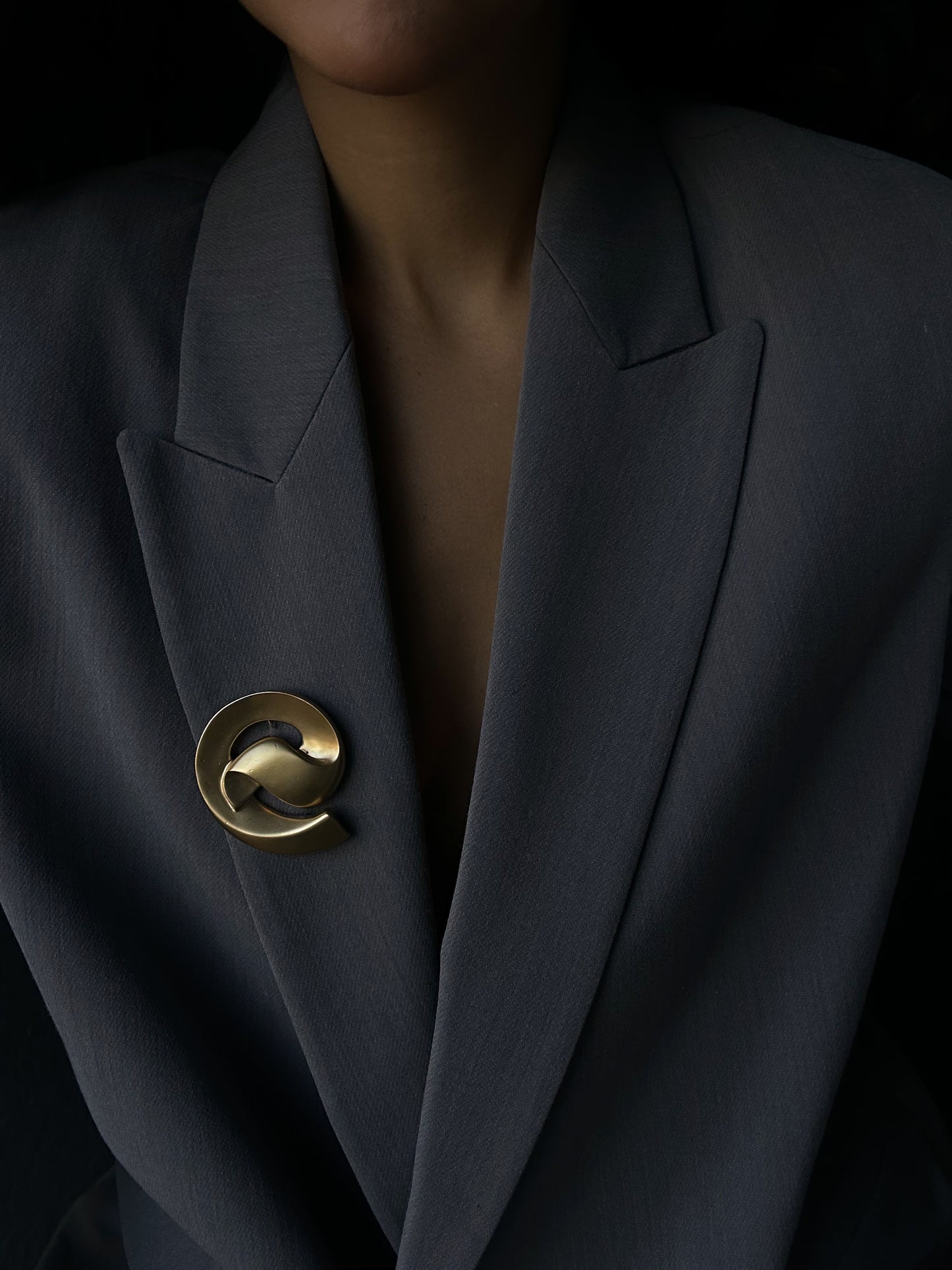 Matte Gold Tone Swirl Brooch|Vintage Baazaar 